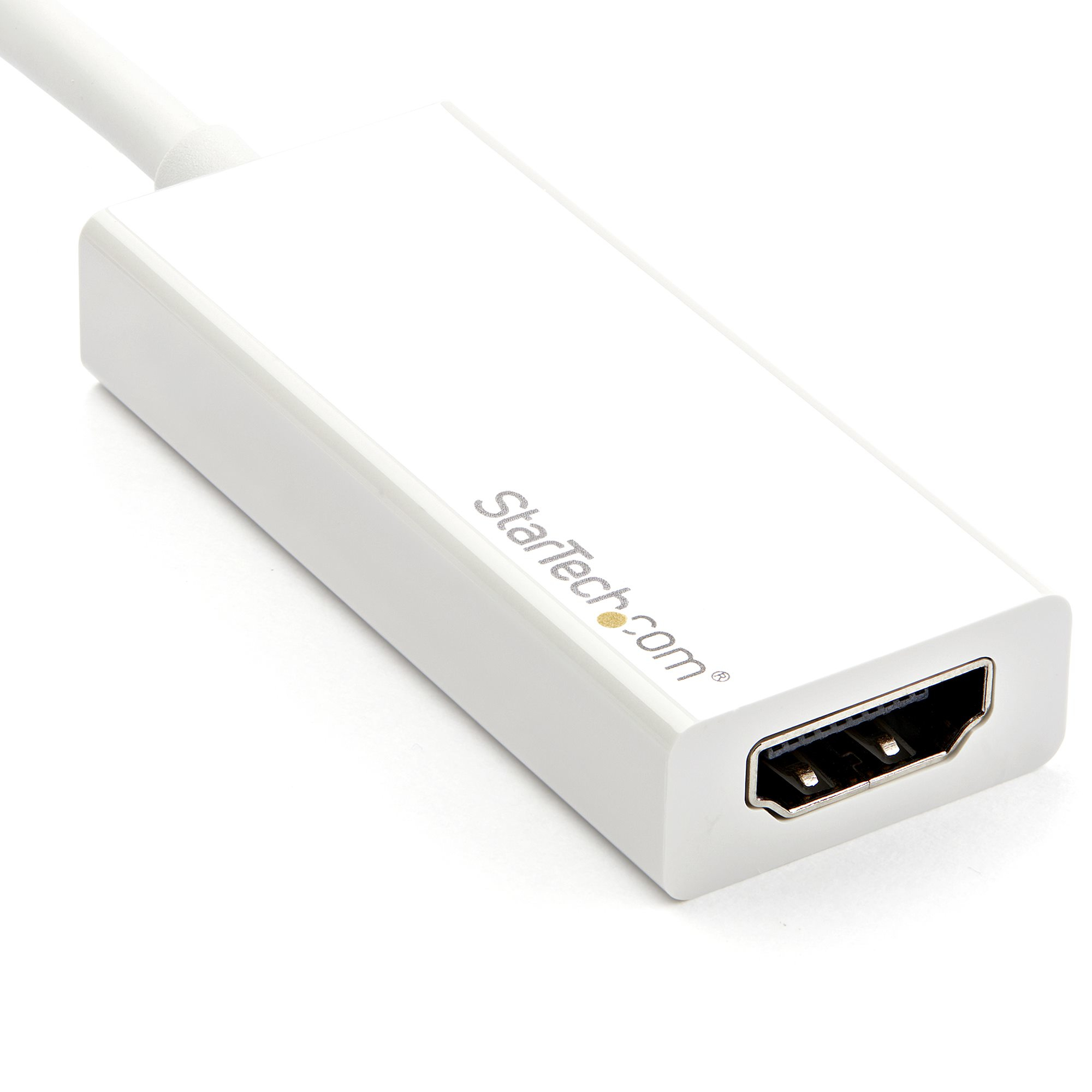 Adaptador HDMI blanco con el logotipo de StarTech.com. El conector es negro. El fondo es blanco.