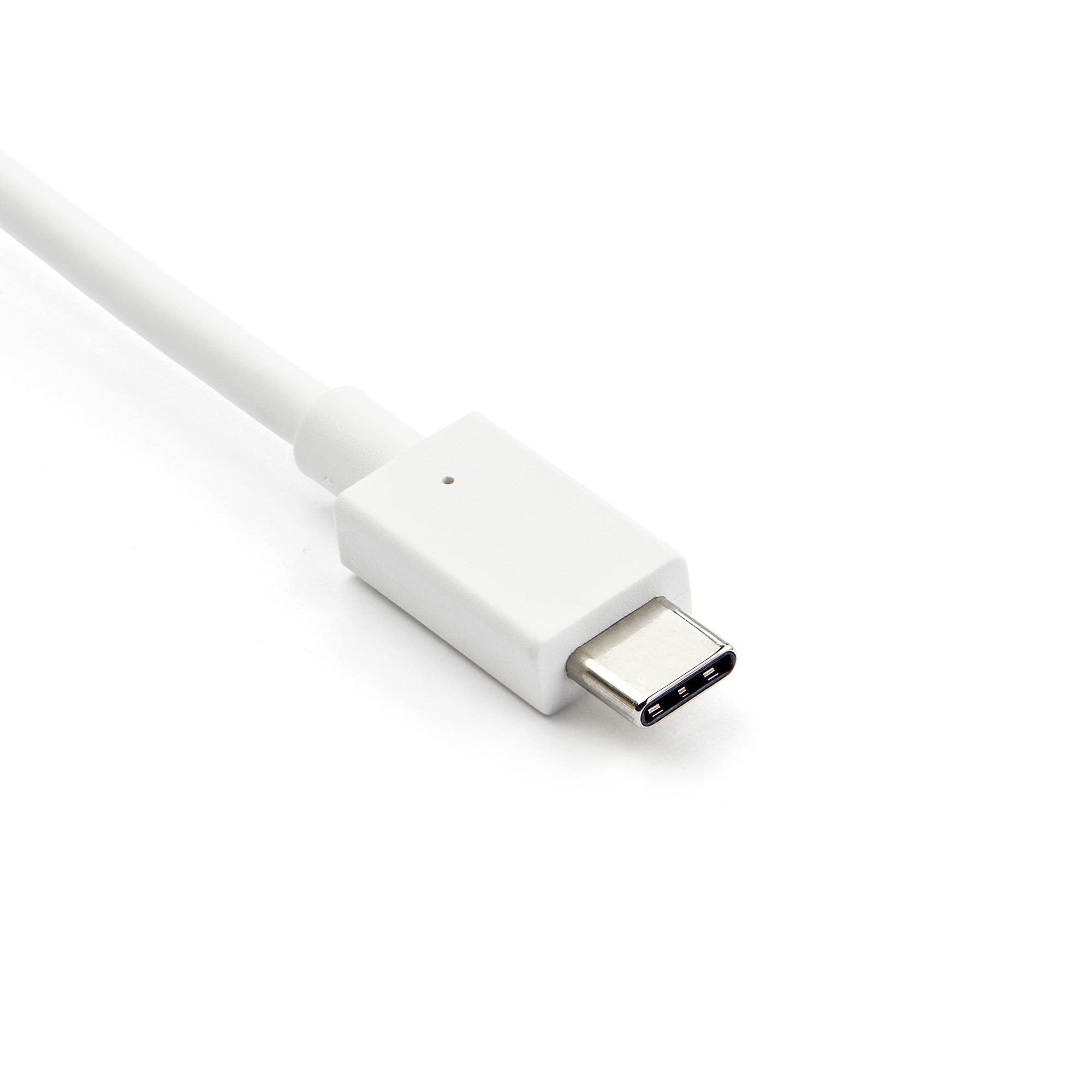 Un cable USB-C blanco con un conector blanco sobre un fondo blanco. El conector tiene tres ranuras negras.