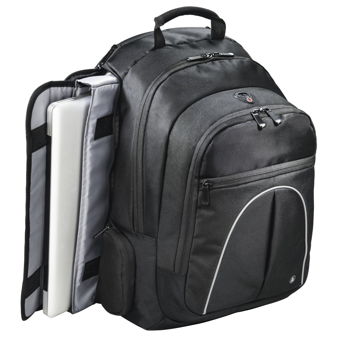 Ein schwarzer Rucksack mit einem Laptop in einem Seitenfach. Der Rucksack hat mehrere Taschen und einen Griff.