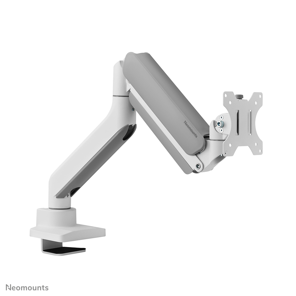 Ein weiß-grauer Monitorarm. Er hat eine Klemme, mehrere Gelenke und eine Halterung zur Befestigung eines Bildschirms. Die Marke ist Neomounts.