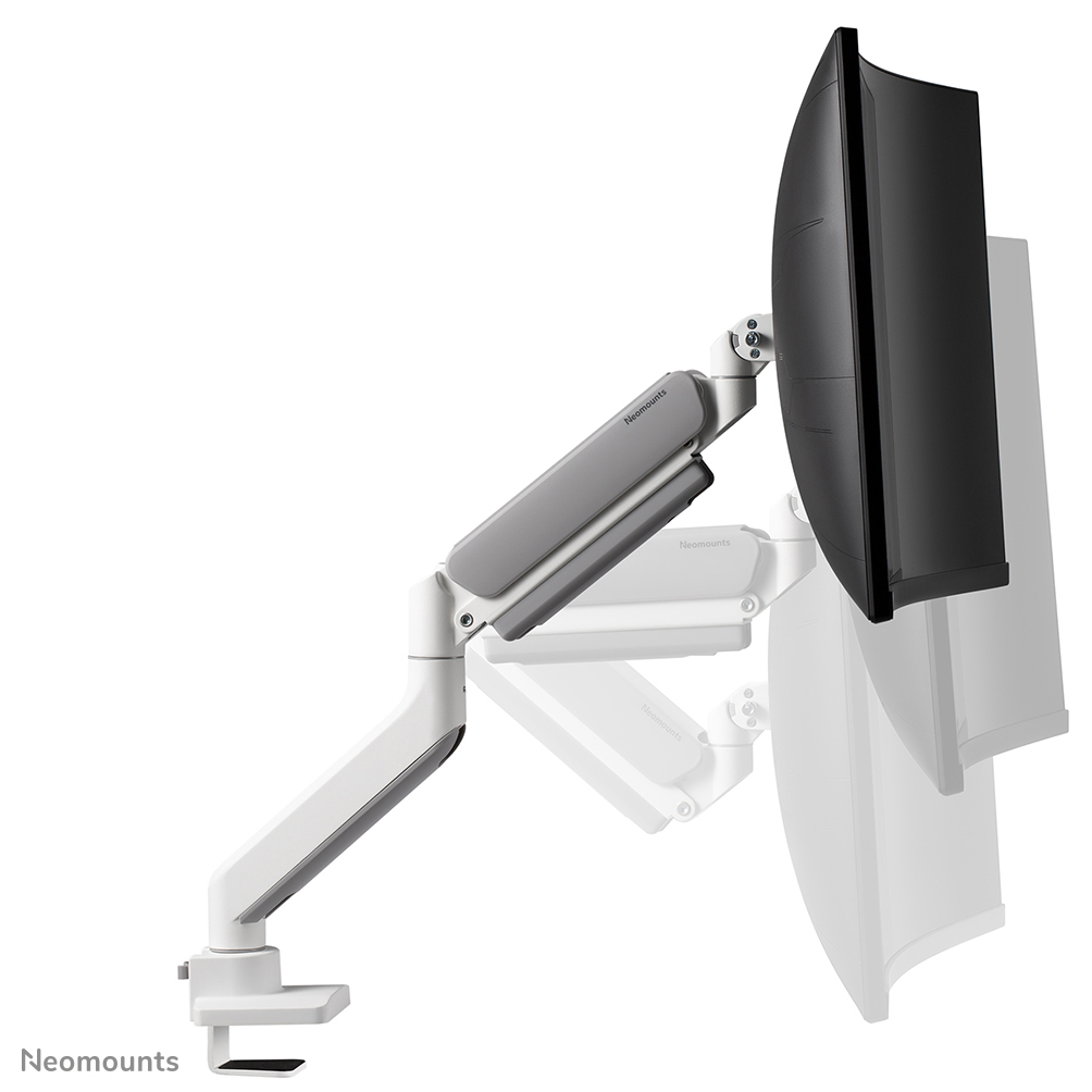 Ein weiß-grauer Monitorarm, der einen schwarzen, gebogenen Monitor hält. Der Arm ist auf einer weißen Oberfläche montiert.