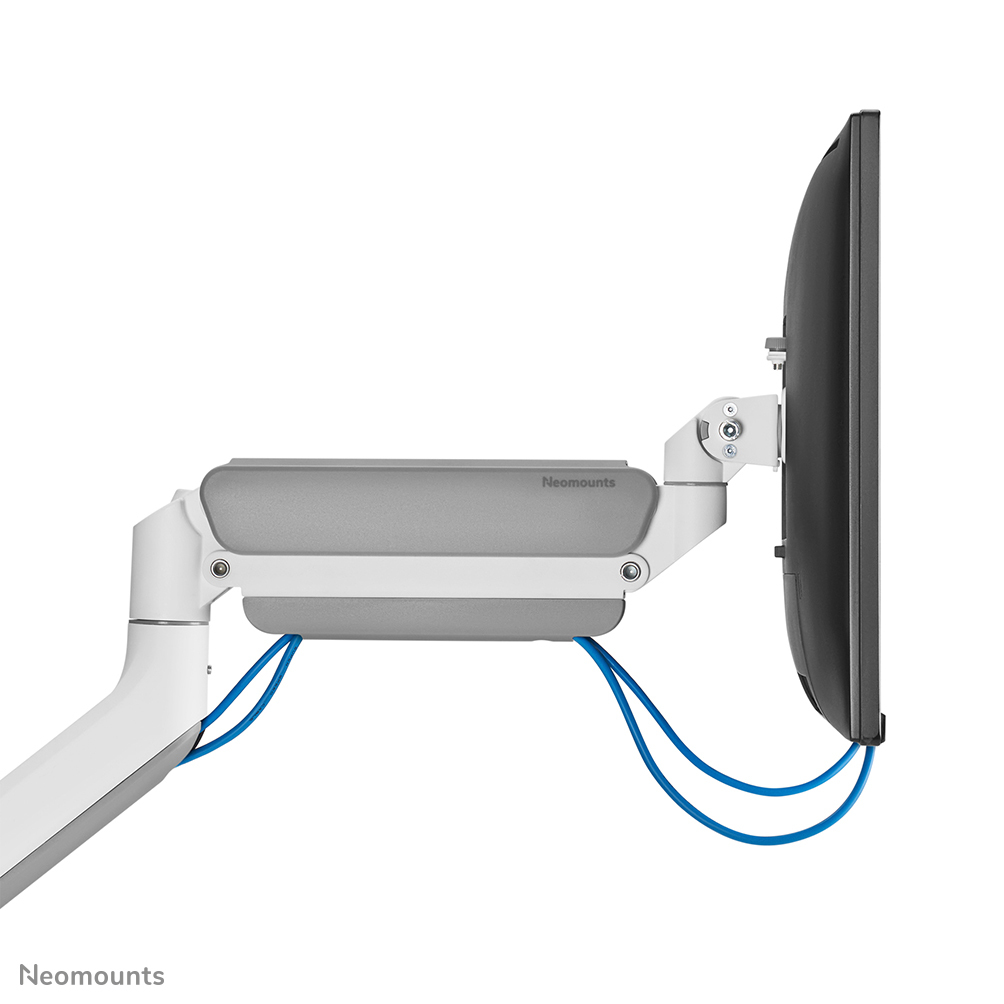 Ein Monitorarm mit grauem und weißem Design hält einen schwarzen Monitor. Zwei blaue Kabel sind sichtbar. Der Markenname Neomounts ist auf dem Arm.