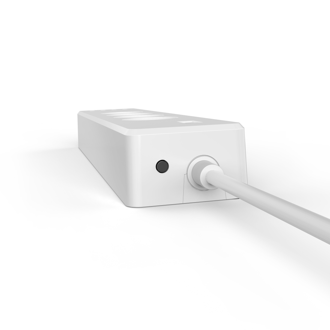Ein weißes rechteckiges Gerät mit schwarzem Knopf und weißem Kabel vor weißem Hintergrund.