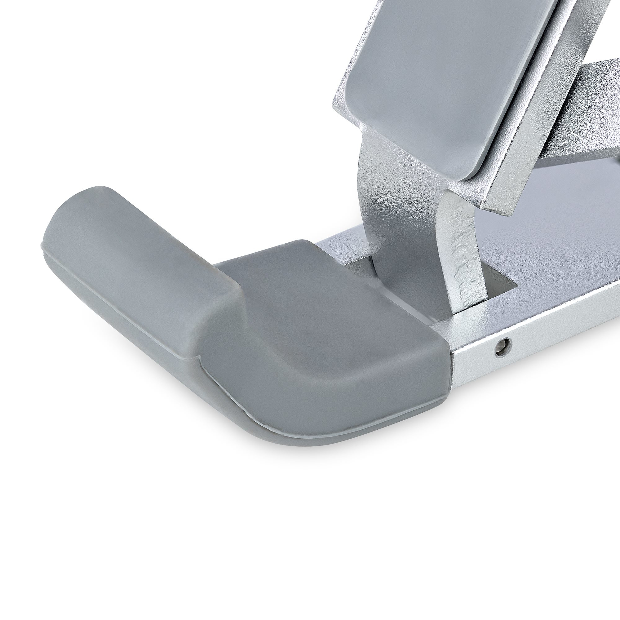 Nahaufnahme eines silber-grauen Metallobjekts mit einem gebogenen, gepolsterten Abschnitt auf weißem Hintergrund.