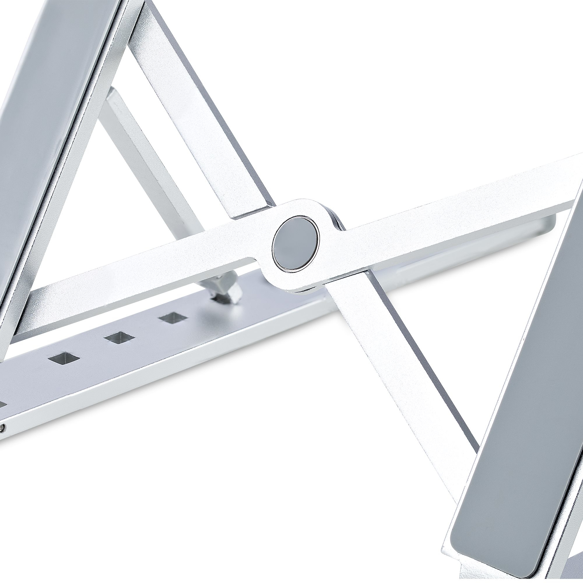 Nahaufnahme eines silbernen Laptopständers. Der Ständer besteht aus Metall und hat ein Schwenkdesign. Weißer Hintergrund.