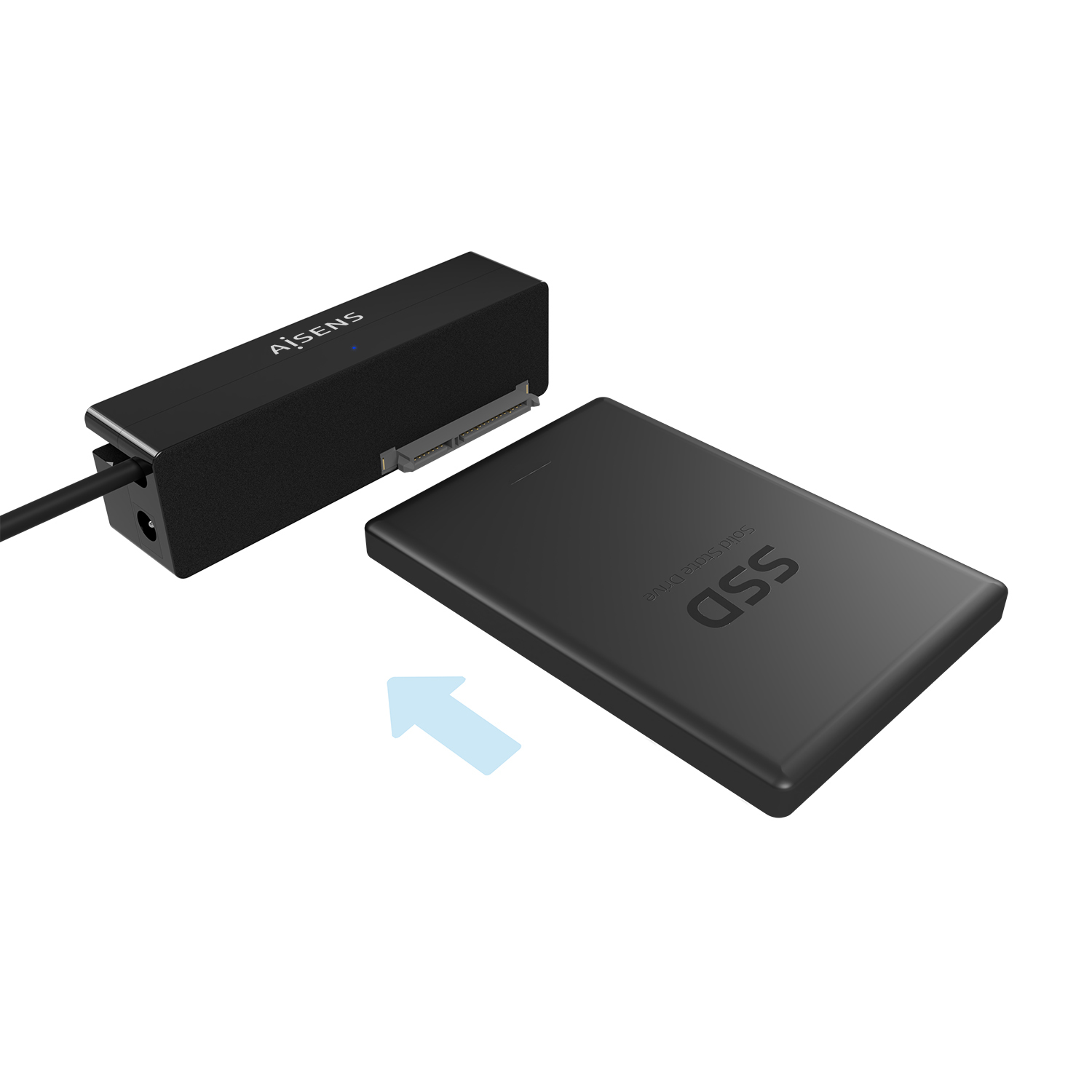 Un disco SSD negro junto a un adaptador AIsens negro. Una flecha indica la conexión. El fondo es blanco.