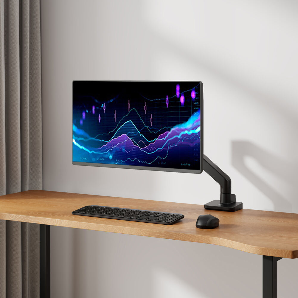 Un écran d'ordinateur affiche un graphique boursier sur un bureau en bois. Clavier et souris présents. Bras de moniteur noir.