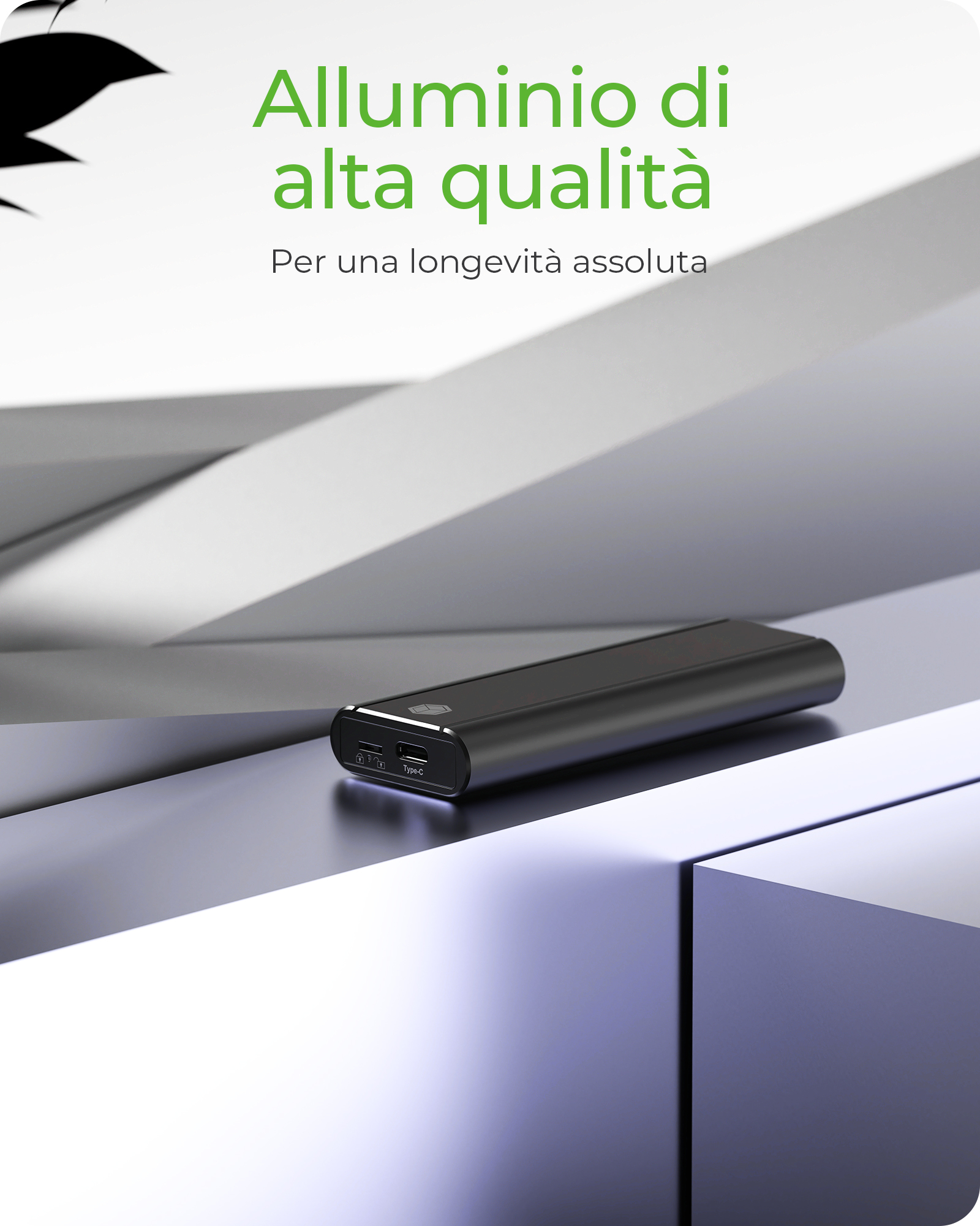 Un'elegante power bank nera su una superficie riflettente, con testo italiano sopra. Lo sfondo è chiaro e ombreggiato.