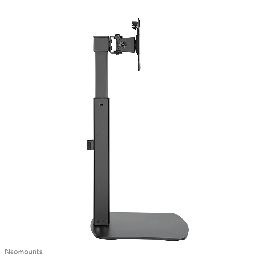 Un support d'écran noir. Il possède une base, un poteau vertical et un bras réglable pour maintenir le moniteur. Le fond est blanc.