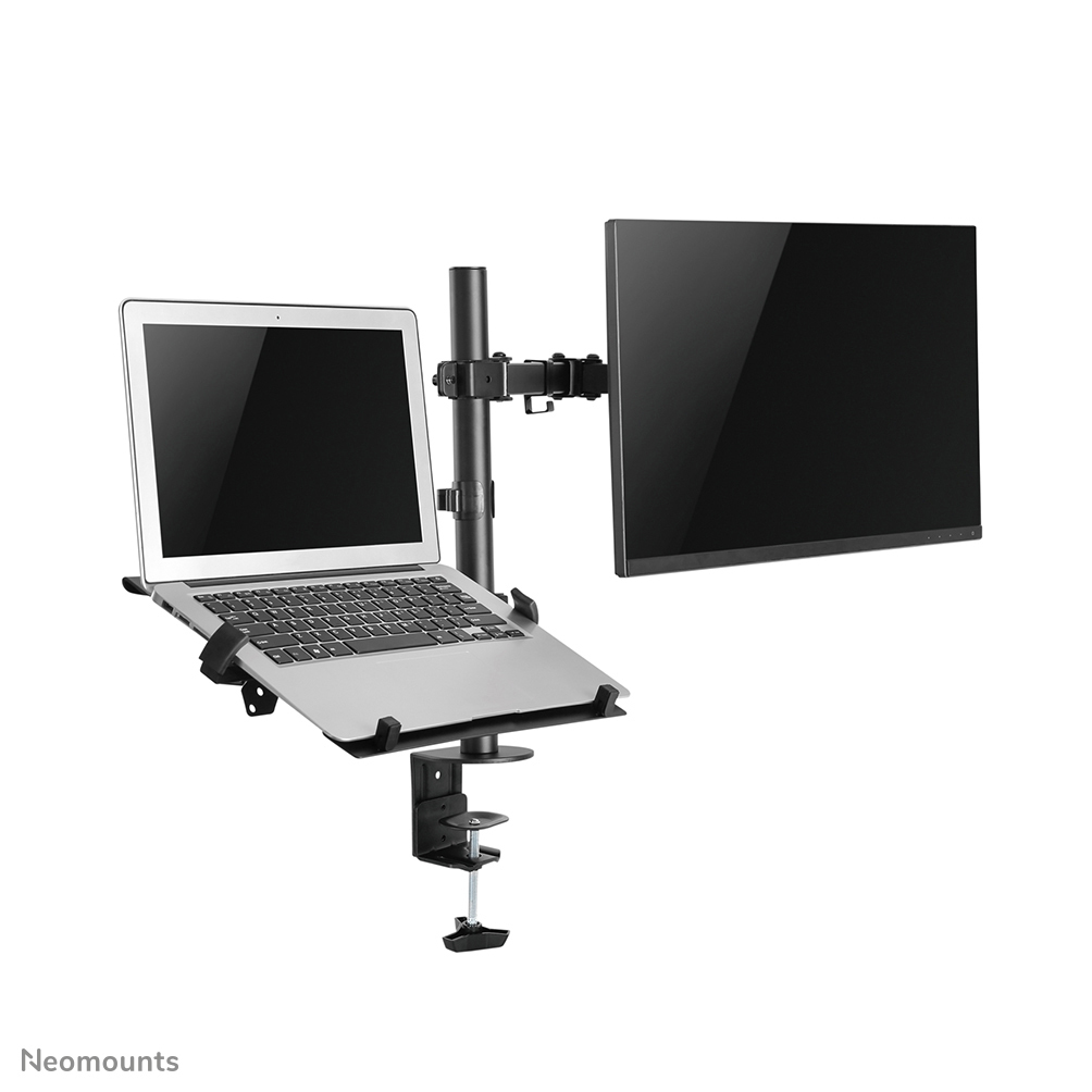 Ein Laptop und ein Monitor sind auf einem schwarzen Ständer montiert. Der Laptop ist silberfarben und der Monitor schwarz. Der Hintergrund ist weiß.