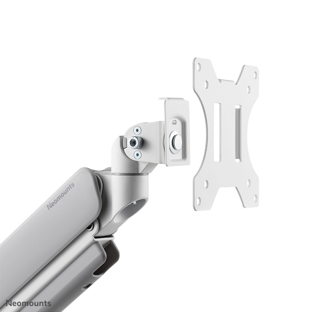 Ein weißer Monitorarm mit Halterung, Schrauben und dem Neomounts-Logo. Der Arm befindet sich im Vordergrund, die Halterung im Hintergrund.