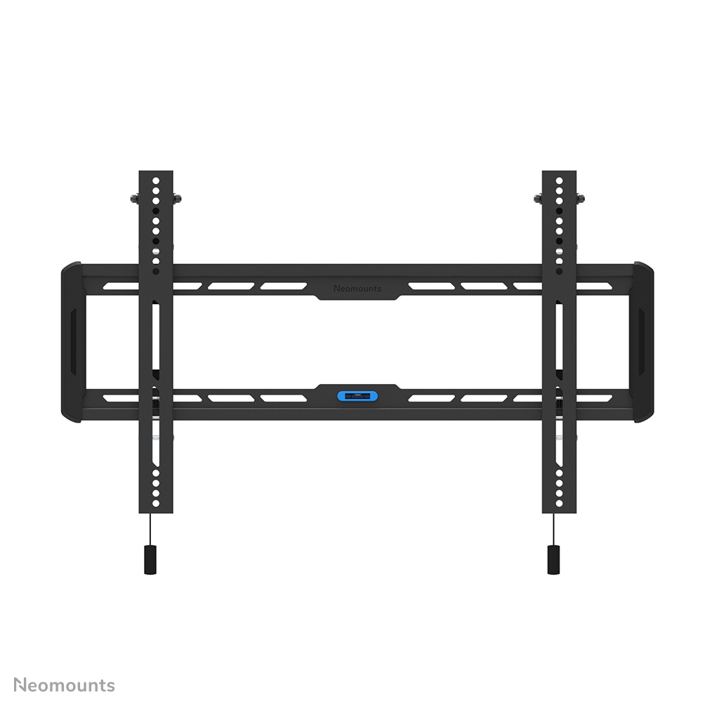Eine schwarze Neomounts TV-Wandhalterung. Sie hat vertikale Stangen mit Löchern, eine horizontale Stange und eine blaue Wasserwaage.