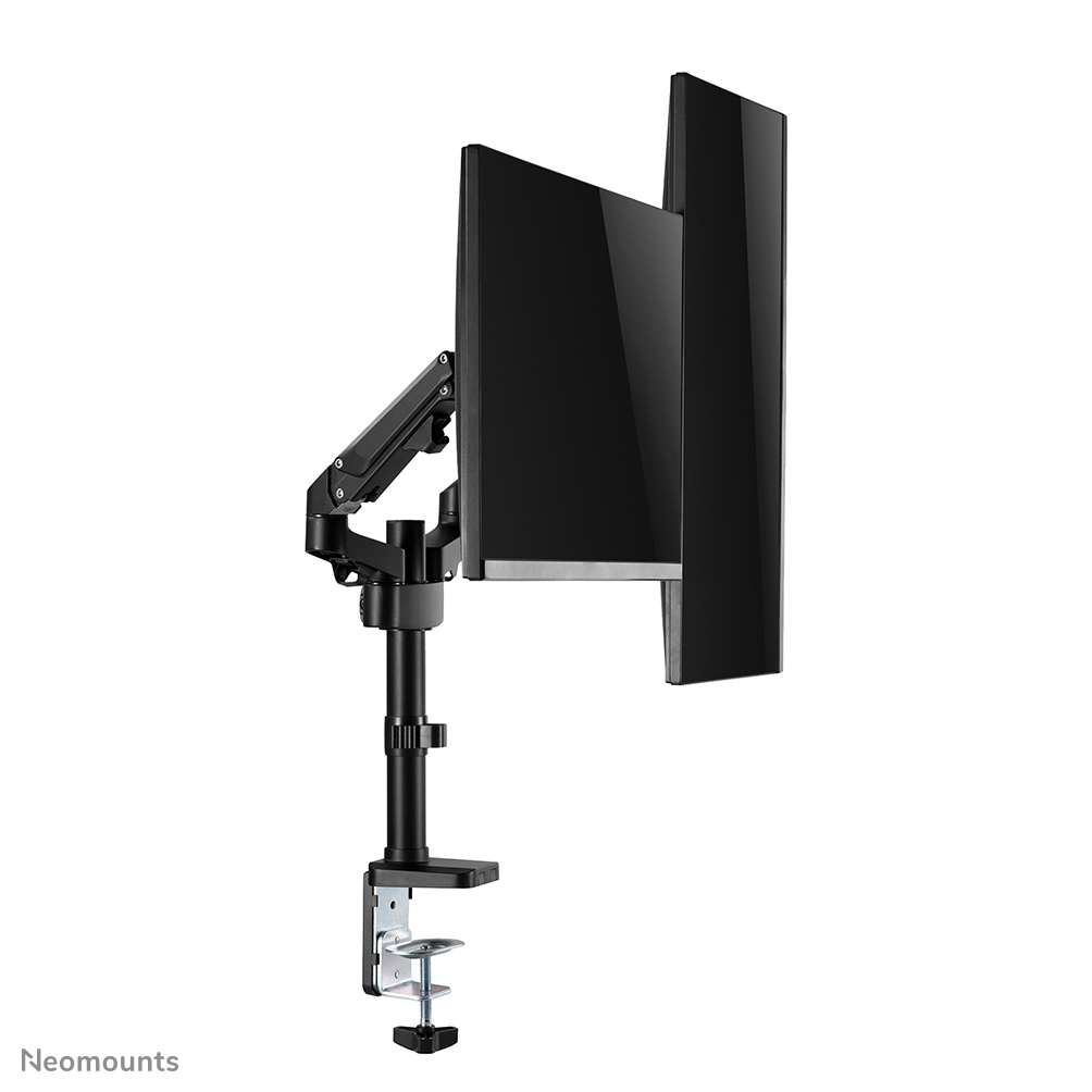 Een zwarte dubbele monitorarm met twee zwarte monitoren. De arm is bevestigd aan een klem, gemonteerd op een wit oppervlak.