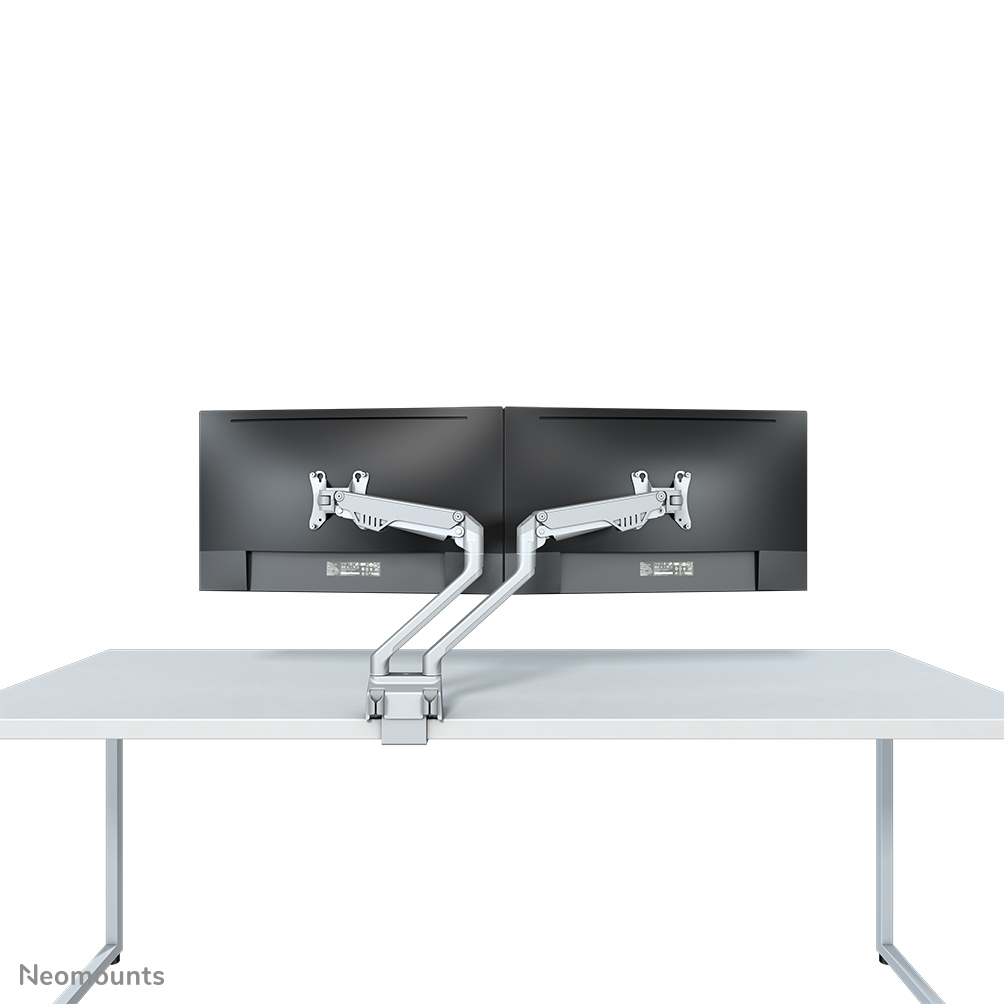 Zwei schwarze Computermonitore sind auf einem weißen Schreibtisch mit silbernen Gelenkarmen montiert. Der Hintergrund ist weiß.