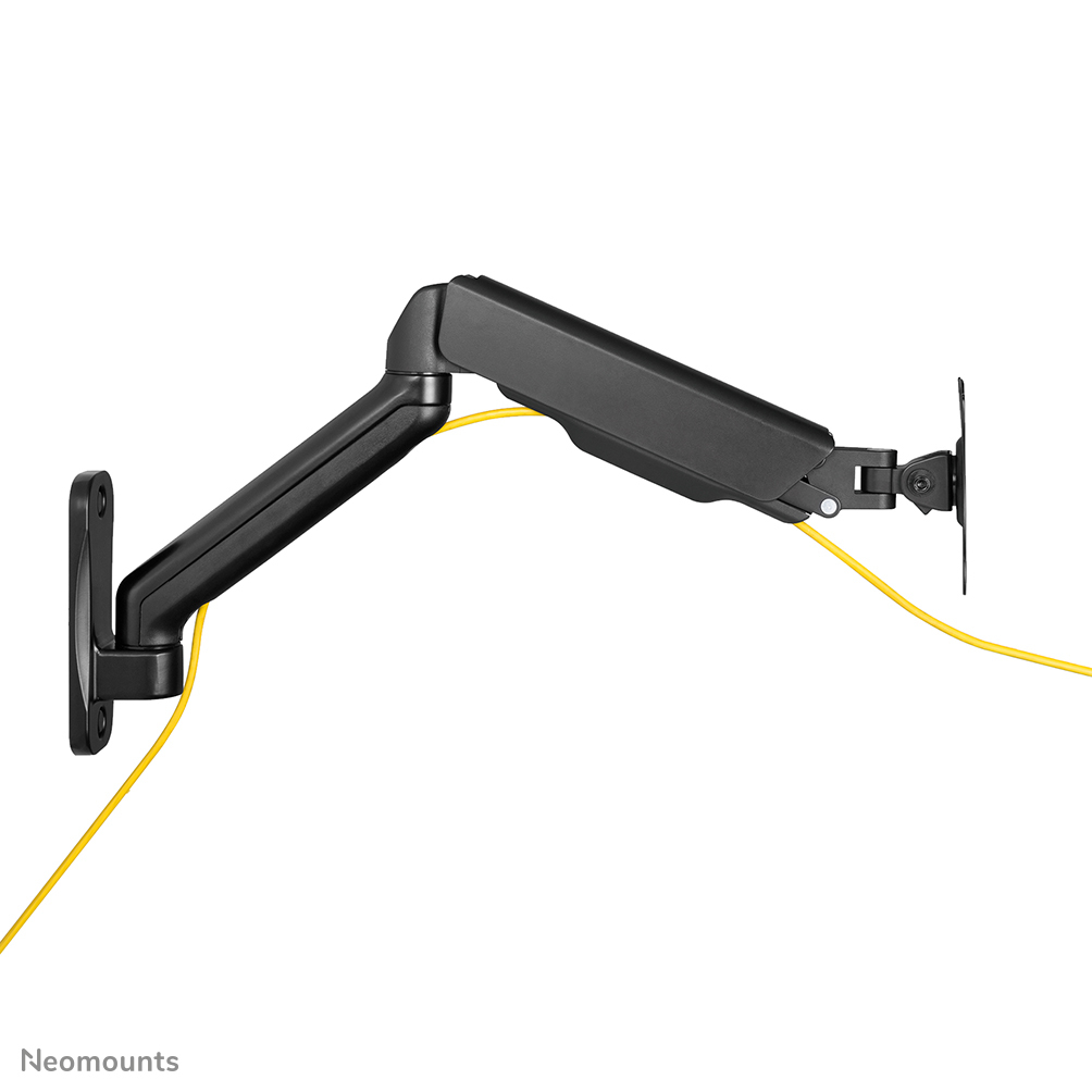 Un bras de moniteur noir, monté sur un mur blanc. Un câble jaune longe le bras.
