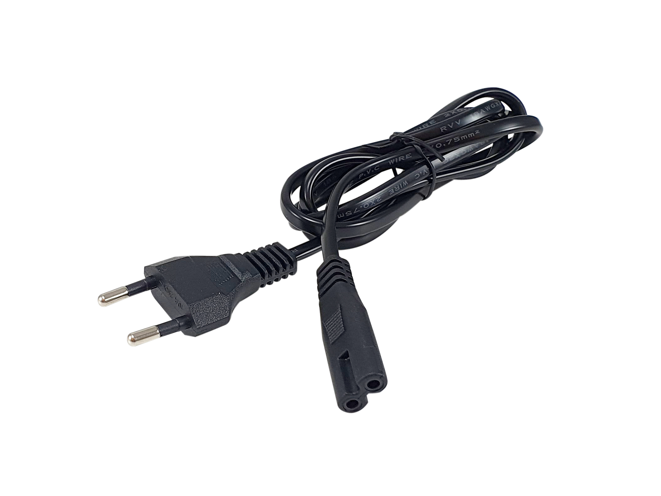 Ein schwarzes Netzkabel mit einem Zweipolstecker und einem Zwei-Loch-Anschluss. Das Kabel liegt auf weißem Grund.