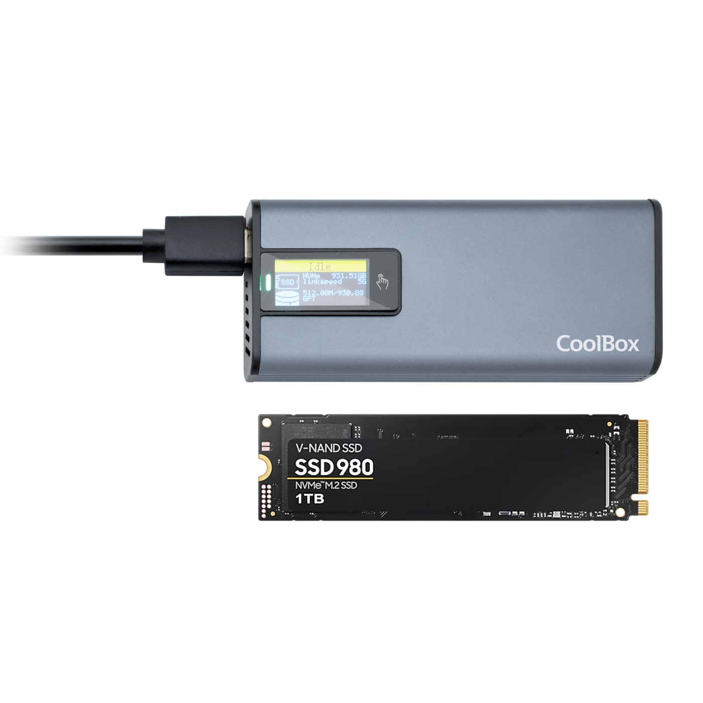 Ein graues CoolBox-Gerät, verbunden mit einem schwarzen Kabel und einer SSD 980 1TB. Der Bildschirm zeigt Geräteinformationen.