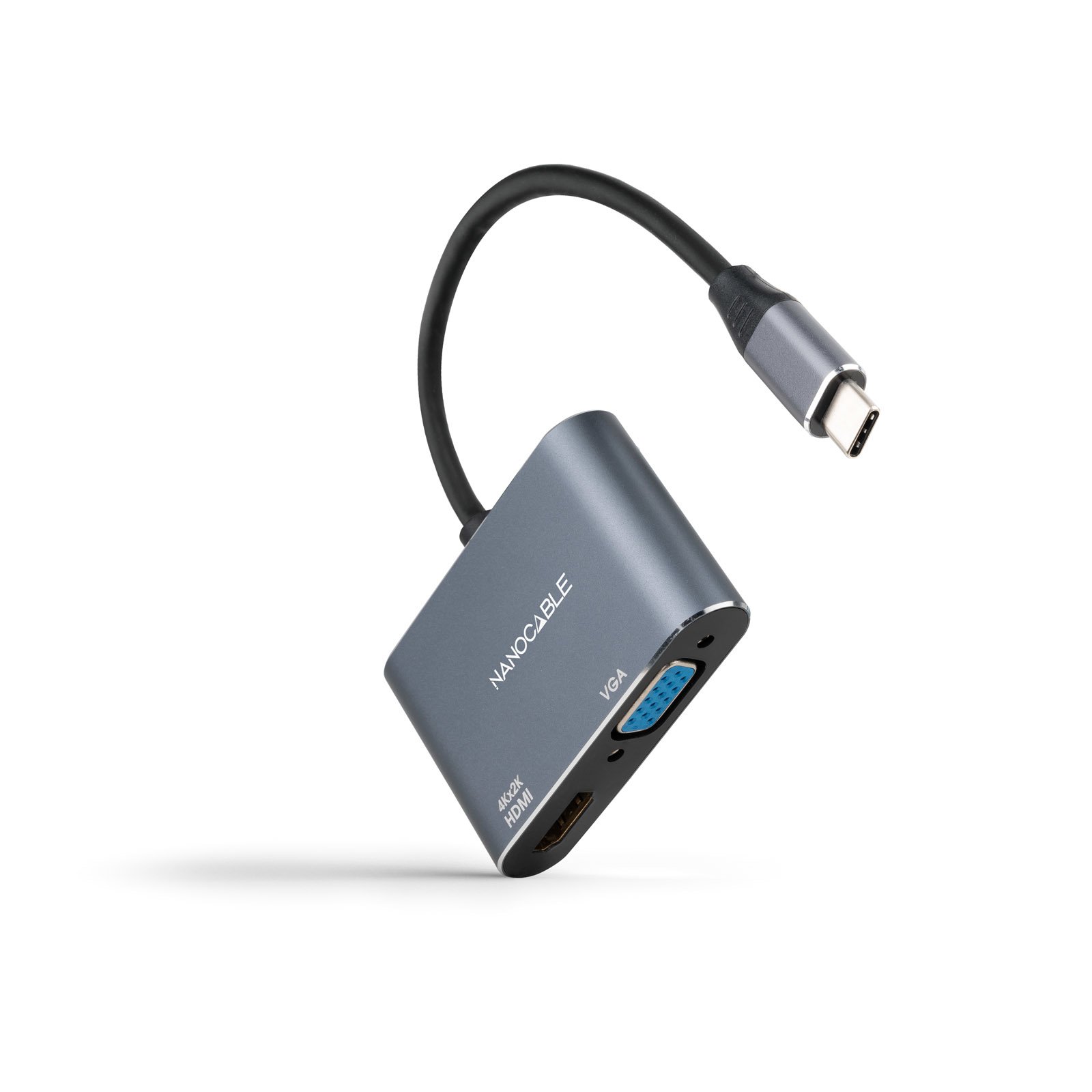 Un adaptador gris Nanocable con puertos VGA, HDMI y USB-C. El adaptador está conectado a un cable USB-C.