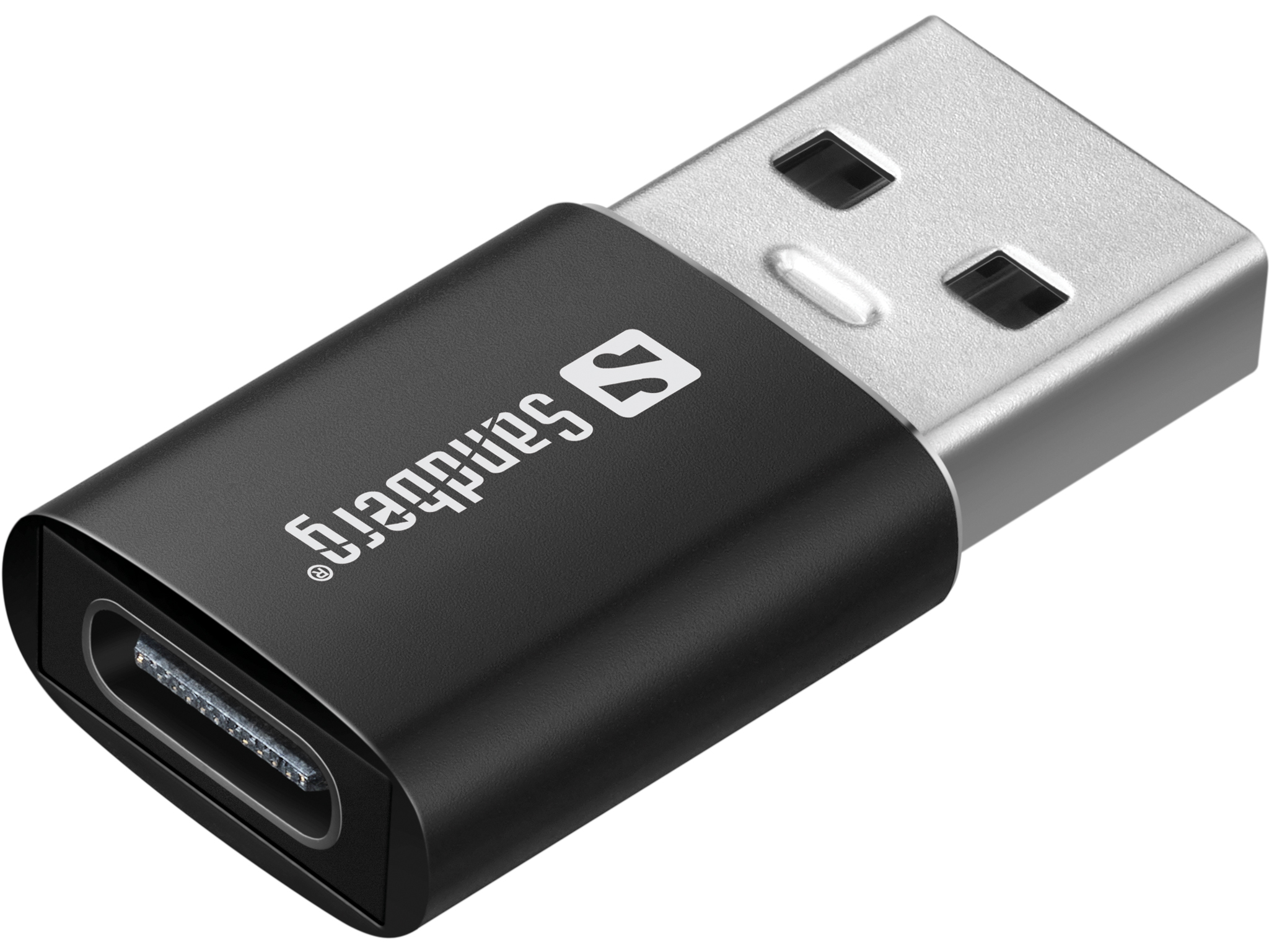 Un adattatore Sandberg da USB-C a USB-A. Corpo nero con connettore USB-A argentato. Logo Sandberg sul corpo.