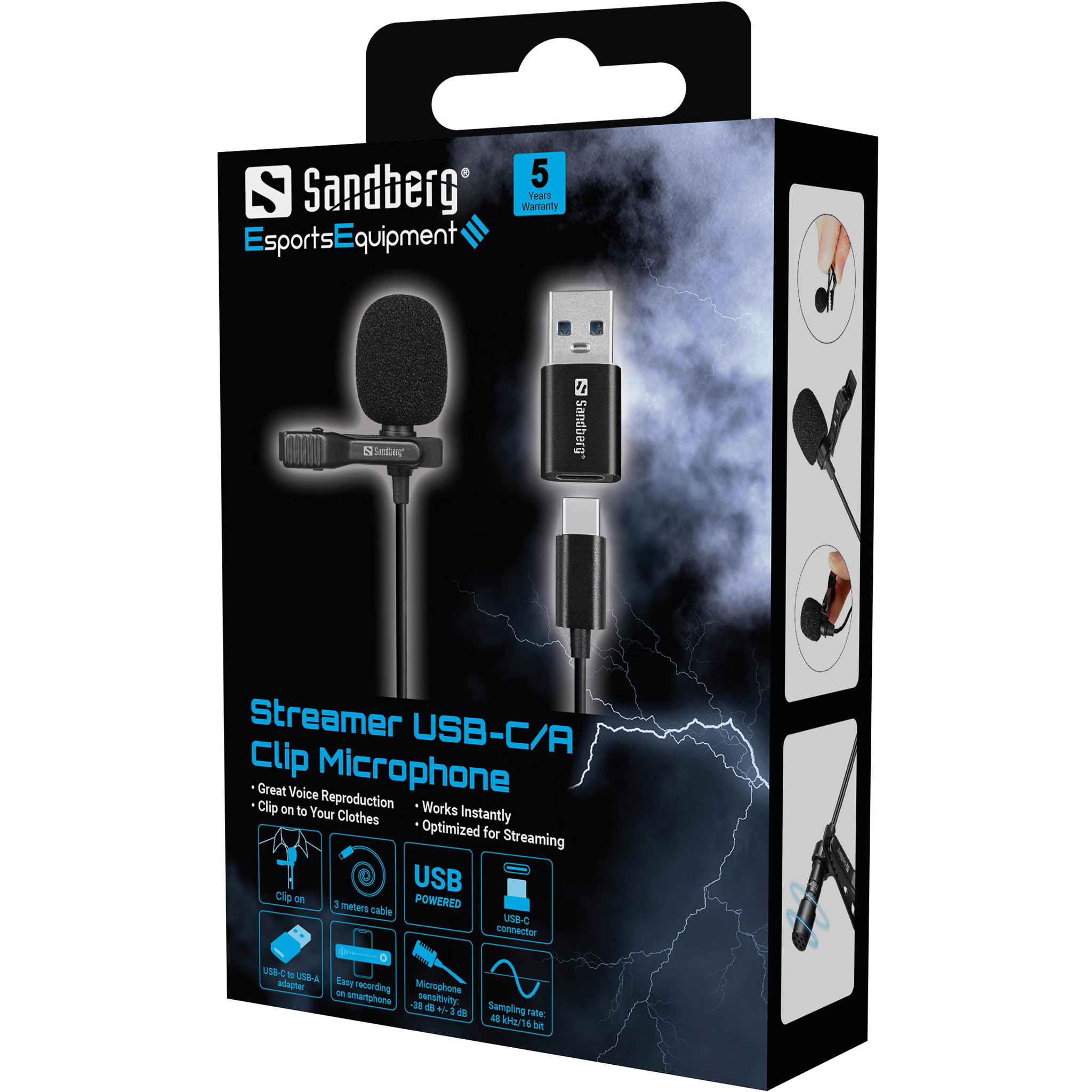 Microfono a clip Sandberg Streamer USB-C/A in scatola. Include microfono, adattatore USB e cavo. Schema di colori nero e blu.