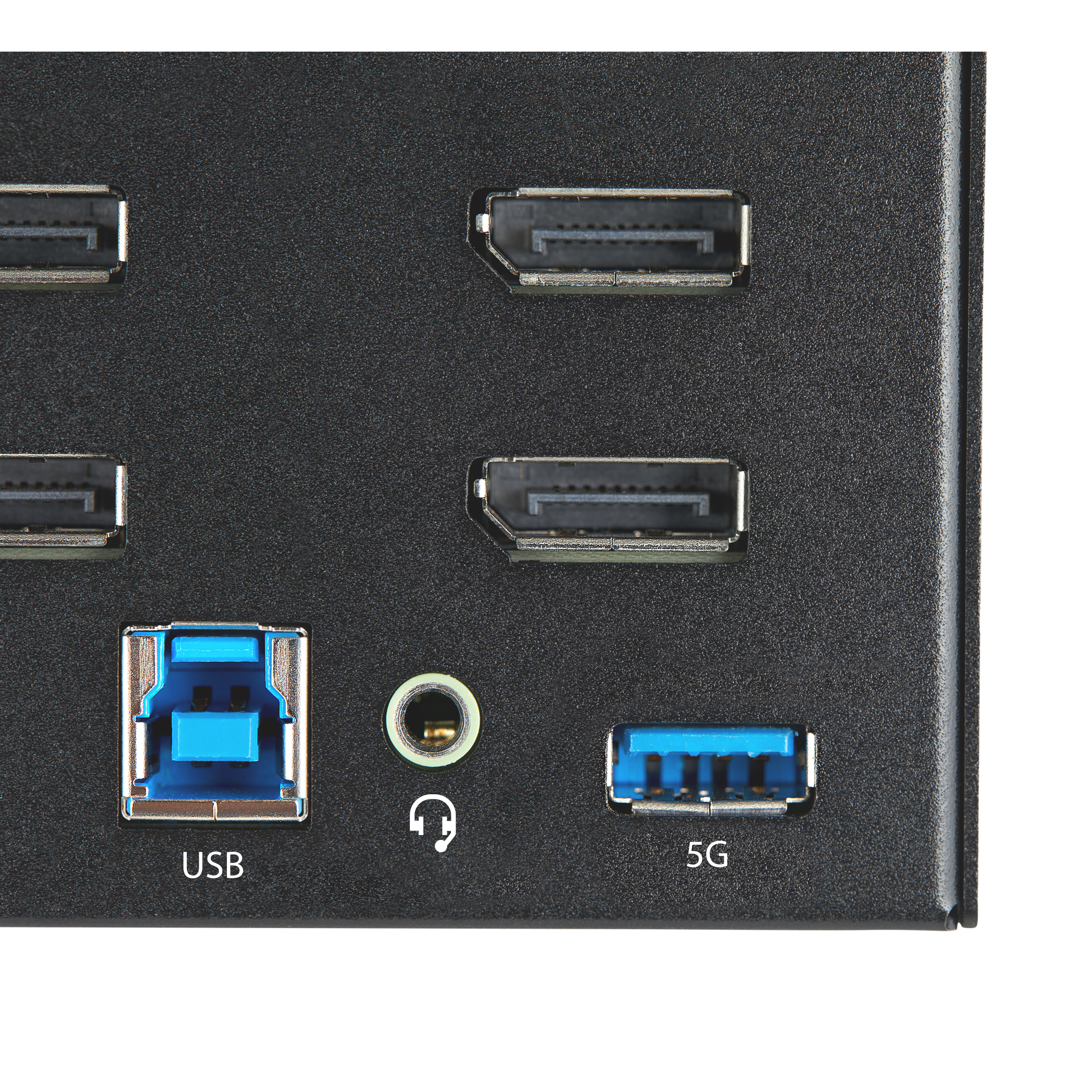 Primo piano di un hub USB nero. Dispone di varie porte: USB, 5G, jack audio e porte display.
