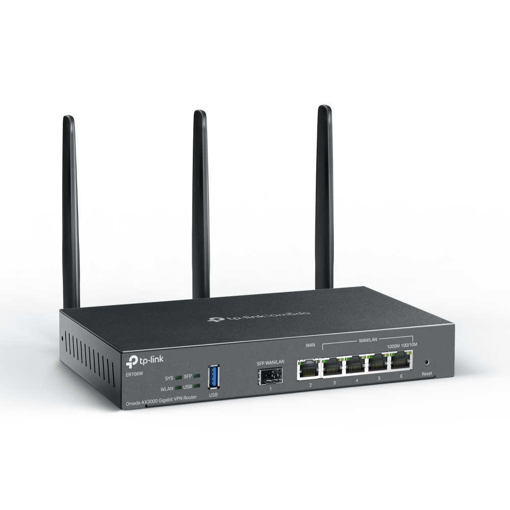 Czarny router VPN Gigabit TP-Link Omada AX3000 z 3 antenami, portami i etykietami na białym tle.