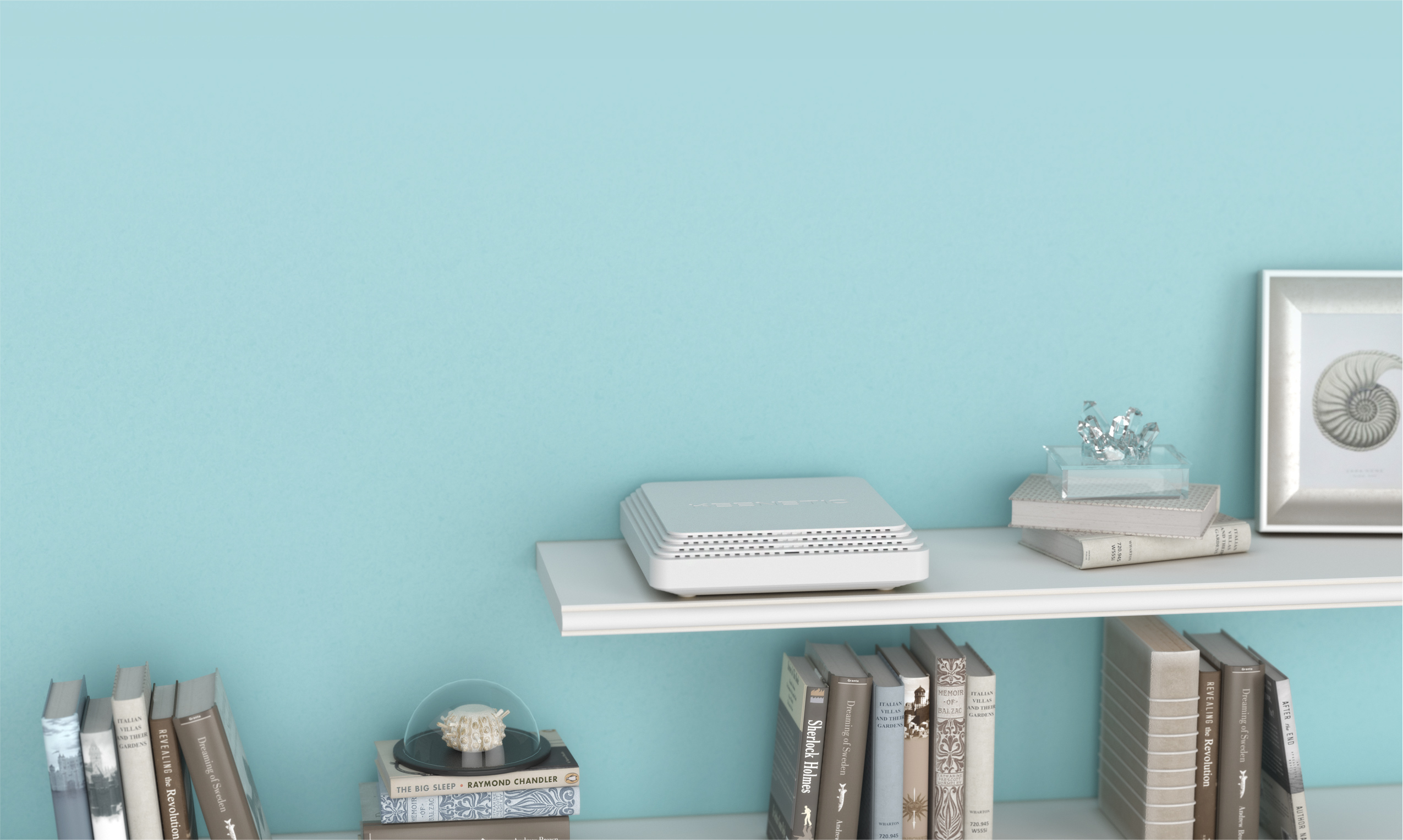 Biała półka z książkami i urządzeniem stoi na niebieskiej ścianie. Obecne są oprawione dzieło sztuki i przedmioty dekoracyjne.