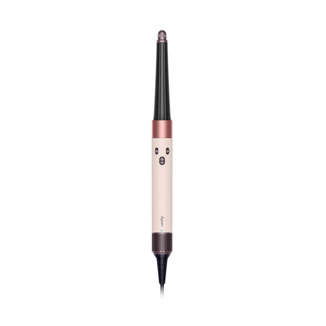 Ein Dyson-Haarstyler, aufrecht, vor weißem Hintergrund. Er hat einen cremefarbenen Griff, einen Roségold-Akzent und einen schwarzen Stab.