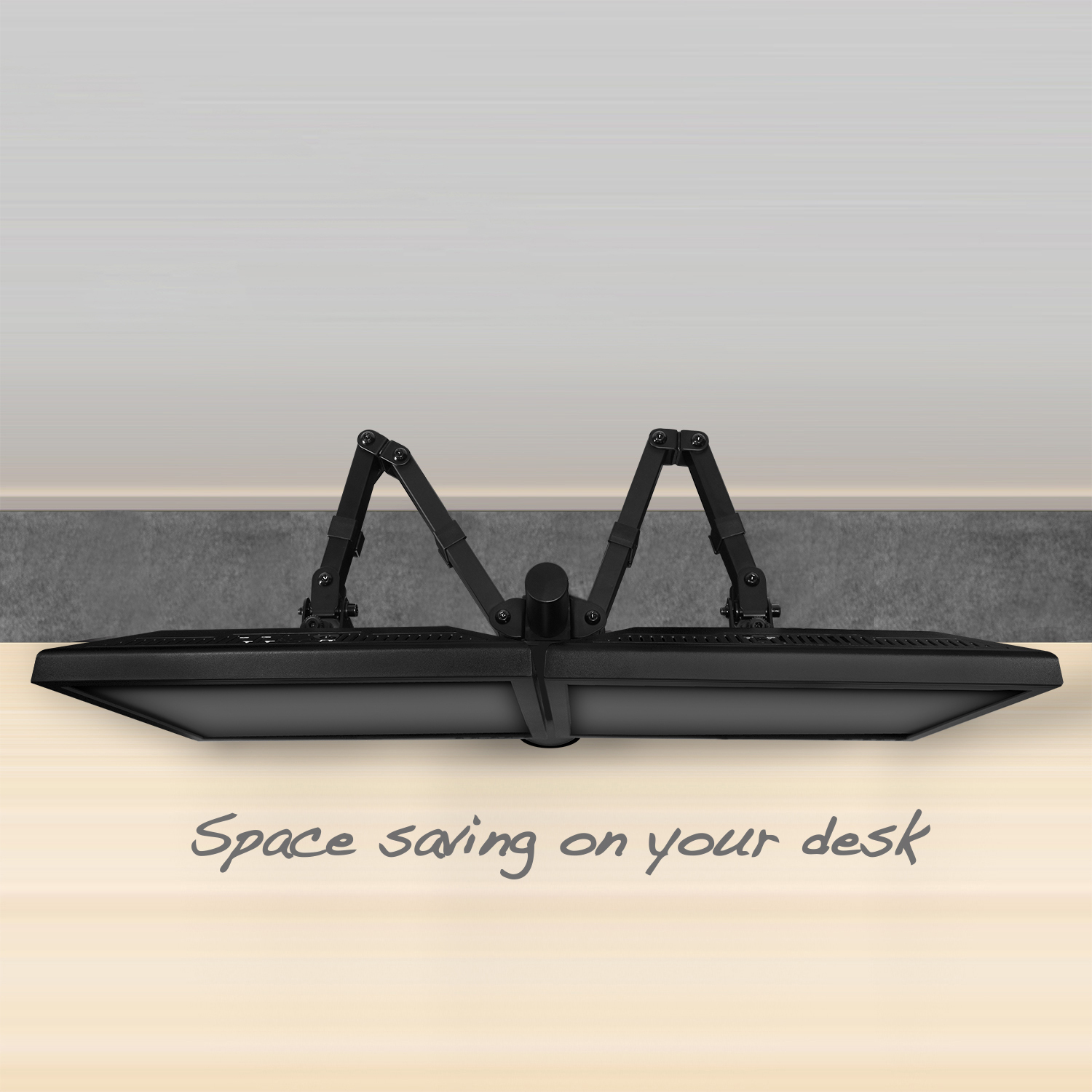 Czarny uchwyt do monitora na drewnianym biurku. Napisano 'Oszczędność miejsca na biurku'.