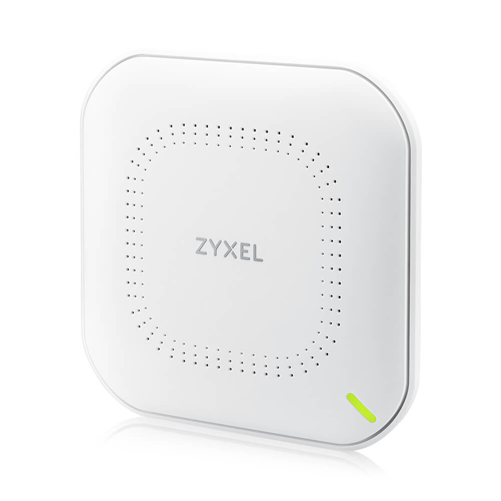 Biały router Zyxel z kropkowanymi otworami wentylacyjnymi i zielonym wskaźnikiem LED. Logo Zyxel jest wyśrodkowane. Urządzenie ma zaokrąglone rogi.