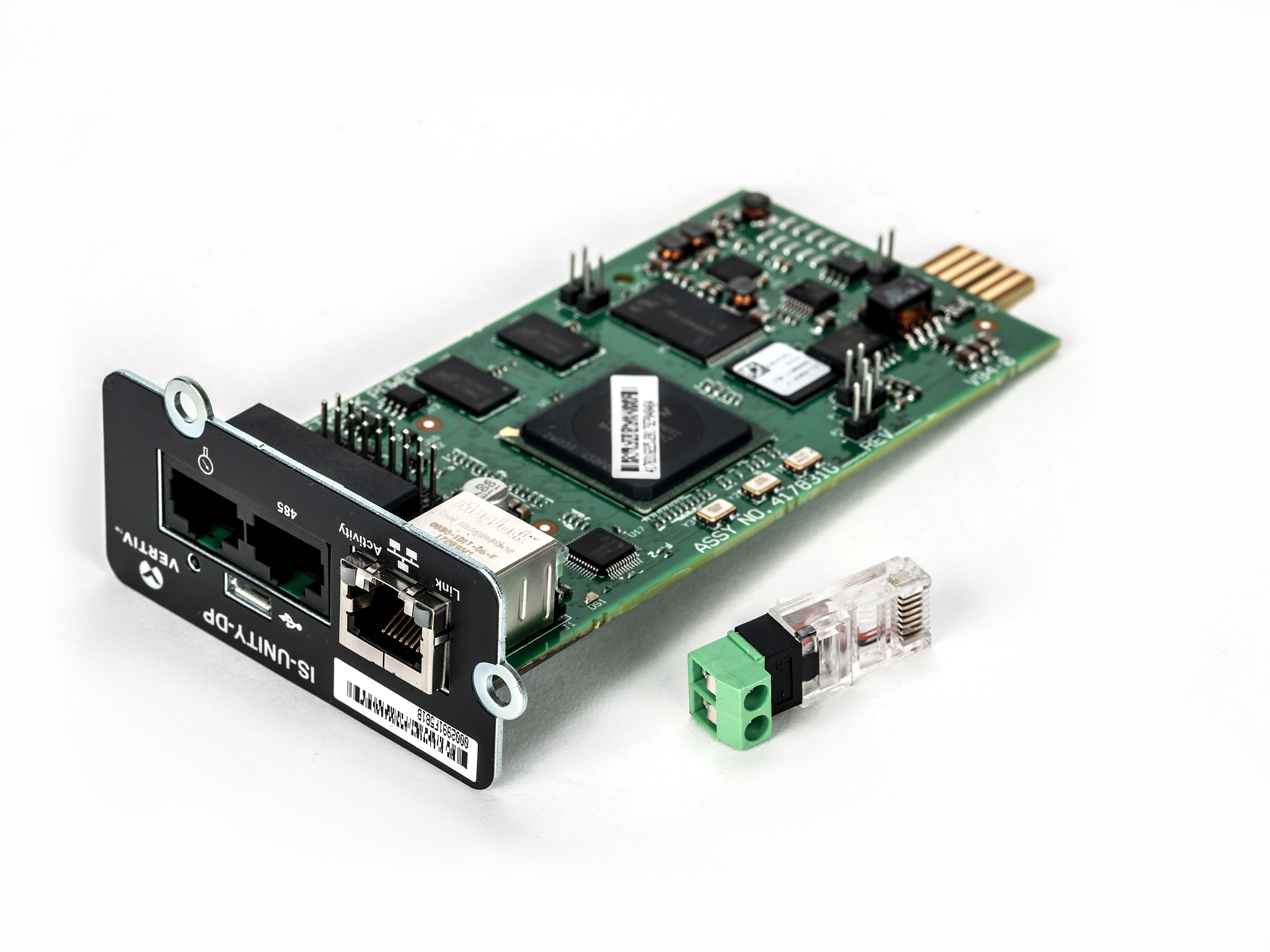 Circuit imprimé vert avec des ports, un connecteur et un connecteur transparent séparé sur fond blanc.