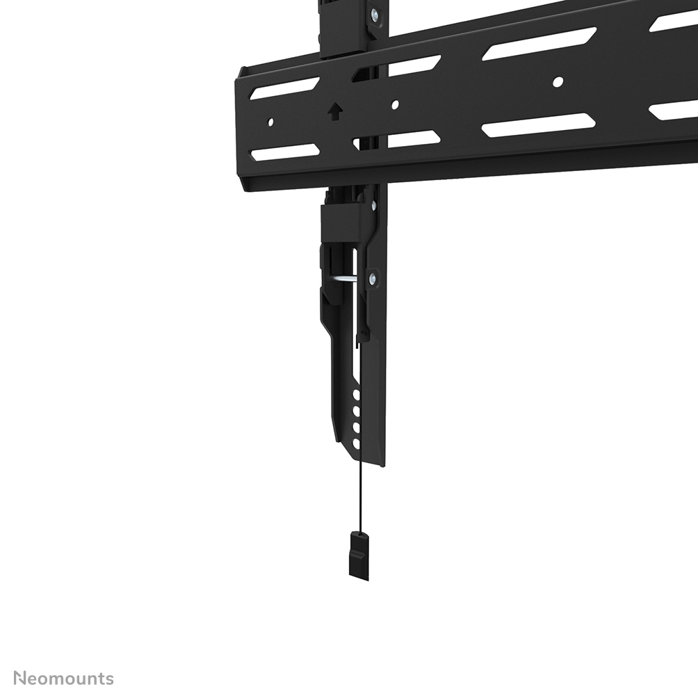 Eine schwarze TV-Wandhalterung. Sie hat mehrere horizontale Schlitze und eine vertikale Hängekomponente mit Zugkordel.