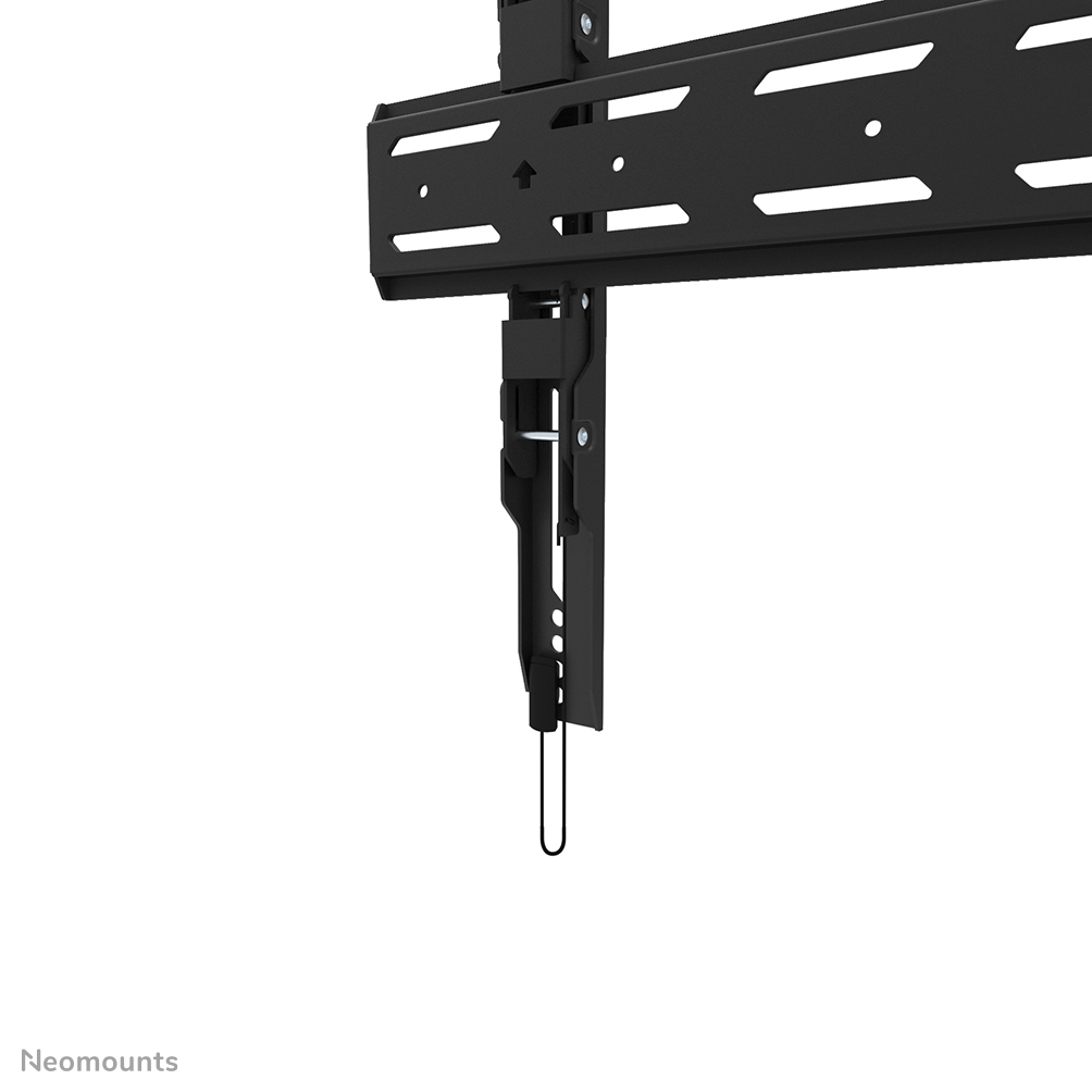 Eine schwarze TV-Halterung mit Halterung und Schlitzen ist abgebildet. Sie befindet sich vor einem weißen Hintergrund.