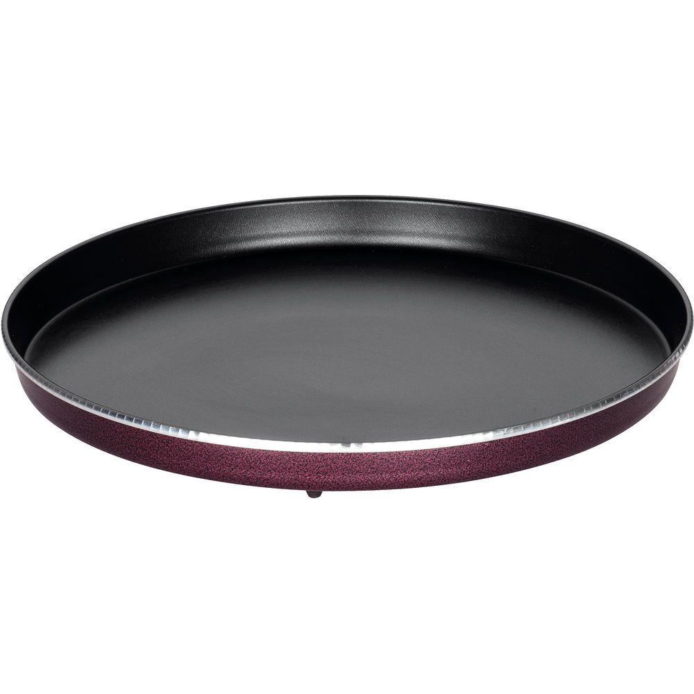 Una teglia rotonda nera con bordo bordeaux. La teglia è vuota e centrata su una superficie bianca, con una leggera inclinazione.