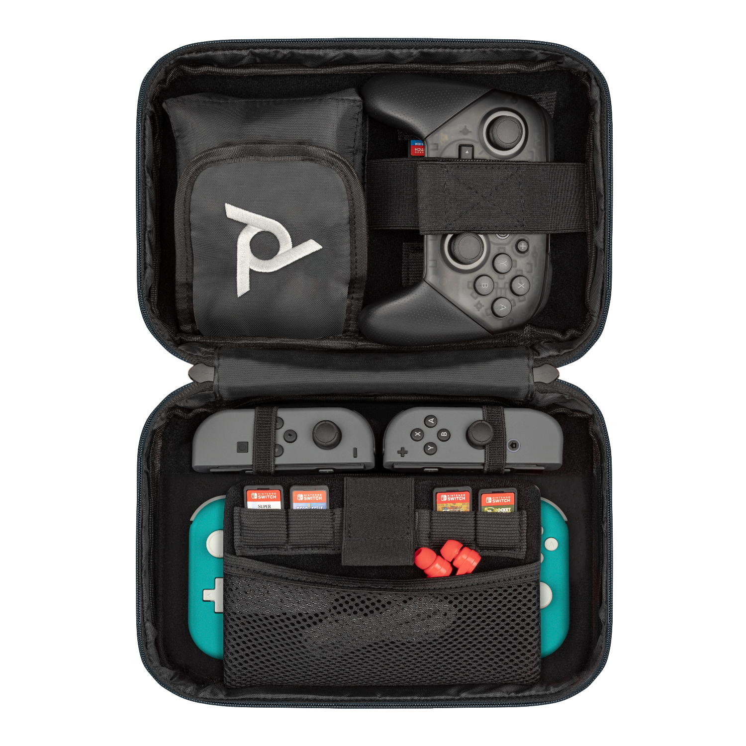 Otwarta walizka do gier z kontrolerami, kartami do gier i turkusowym Switch Lite. Akcesoria zabezpieczone paskami i kieszeniami, czarne etui.