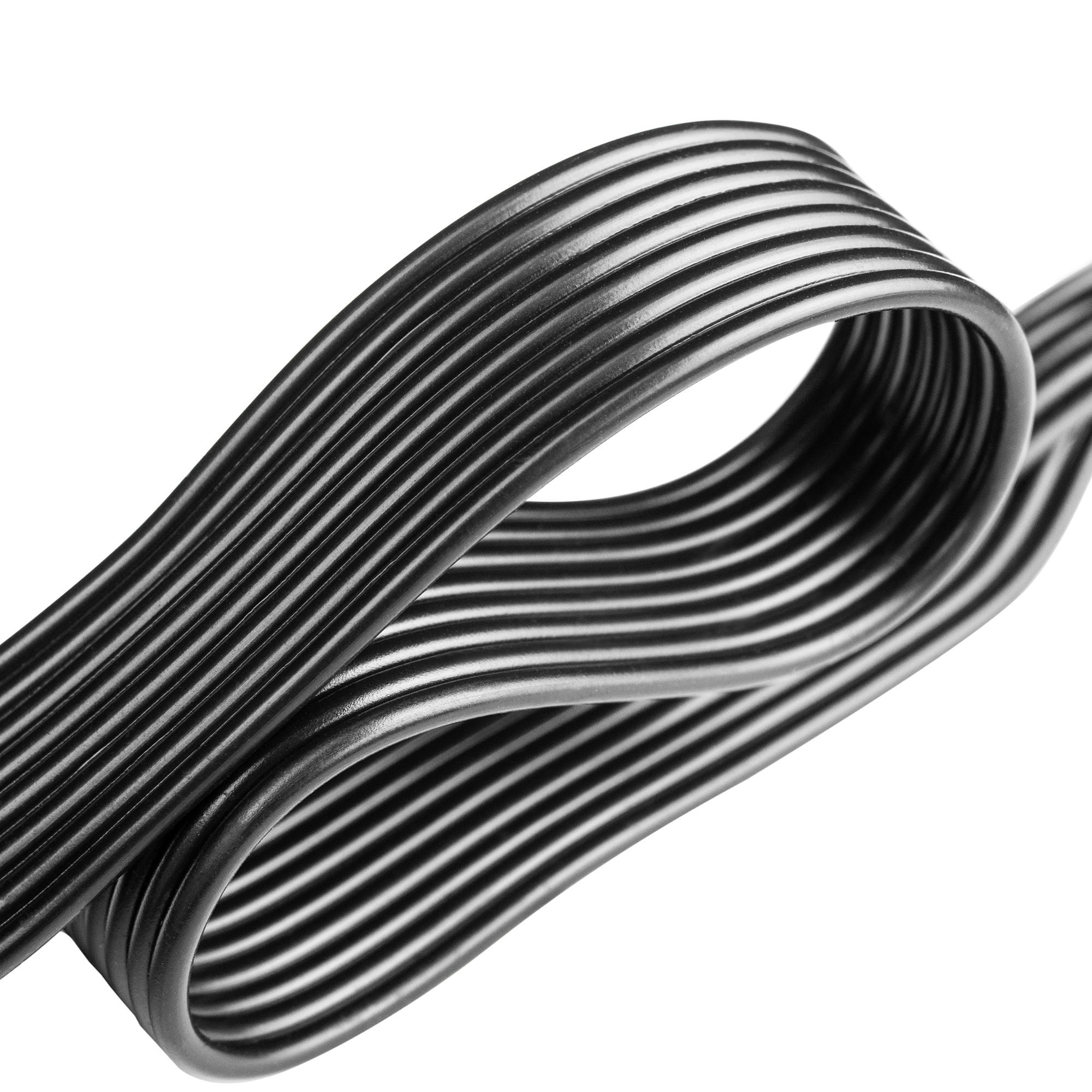 Zbliżenie czarnego, elastycznego kabla w kształcie pętli na białym tle.