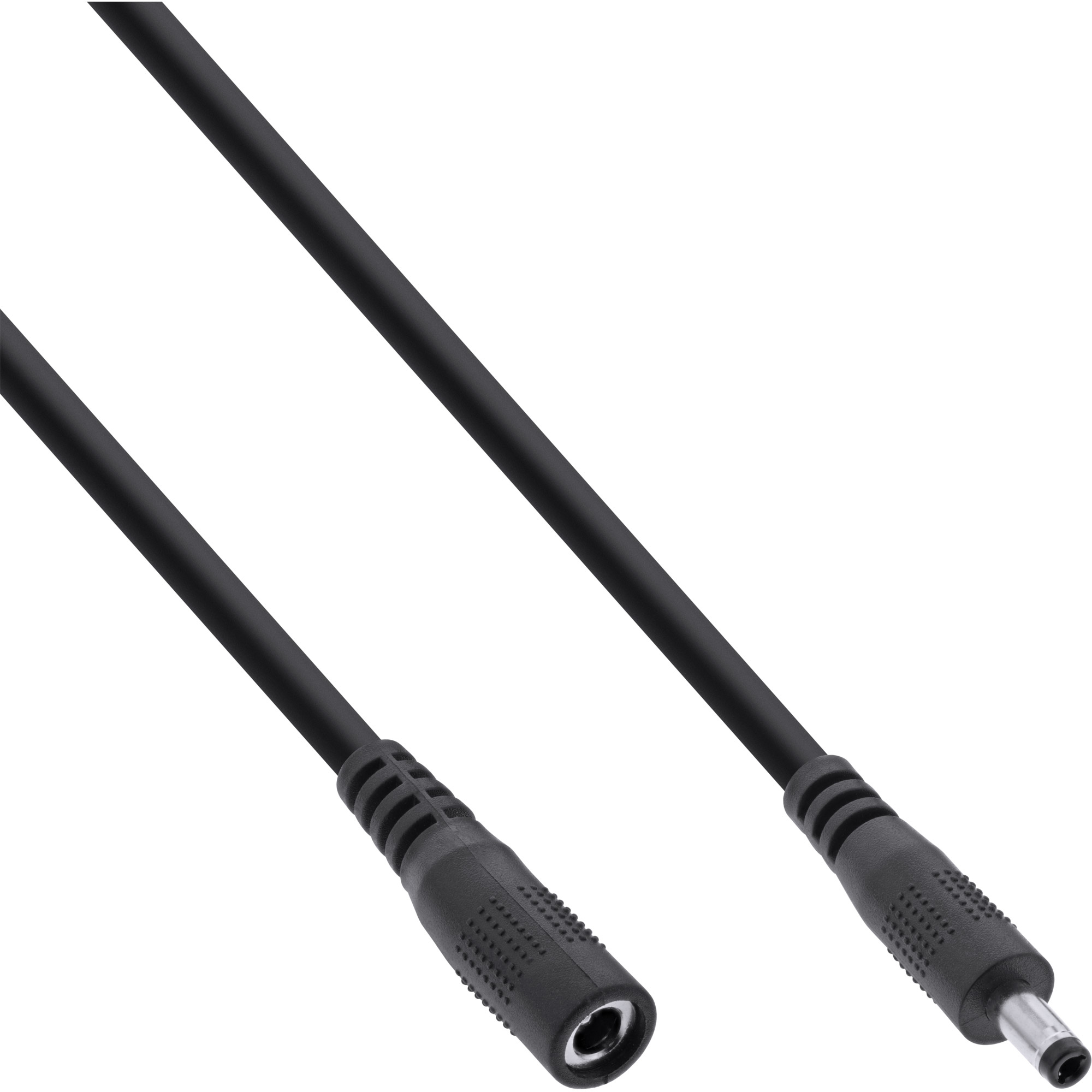 Schwarzes Stromkabel mit zwei Steckern auf weißem Hintergrund. Einer ist ein DC-Buchsenstecker, der andere ein Stecker.