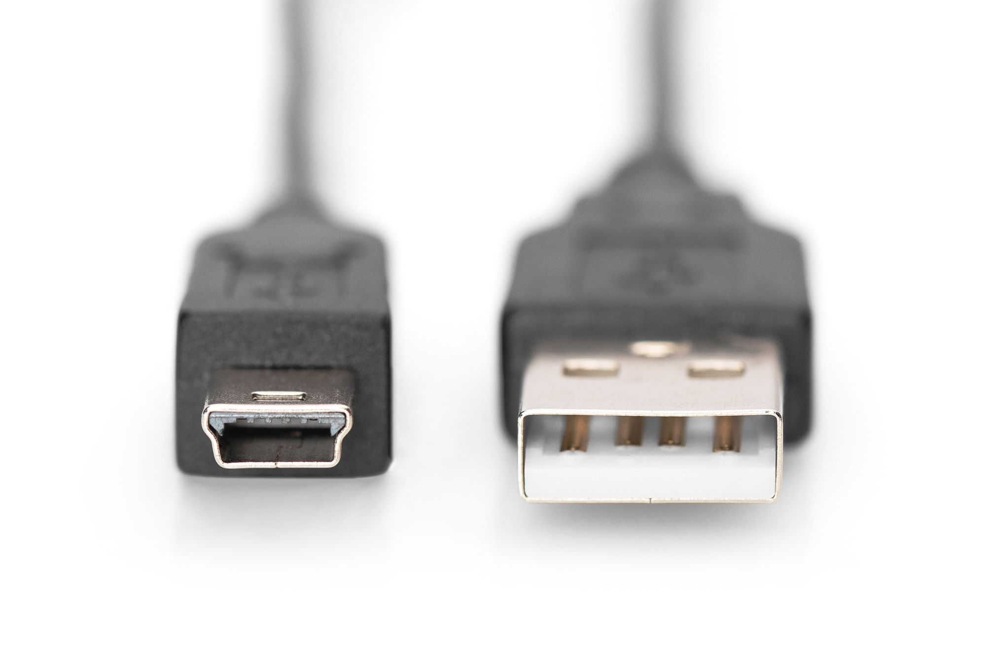 Close-up van een zwarte USB-kabel met twee connectoren. Eén is een standaard USB, de andere een Mini-USB. Witte achtergrond.