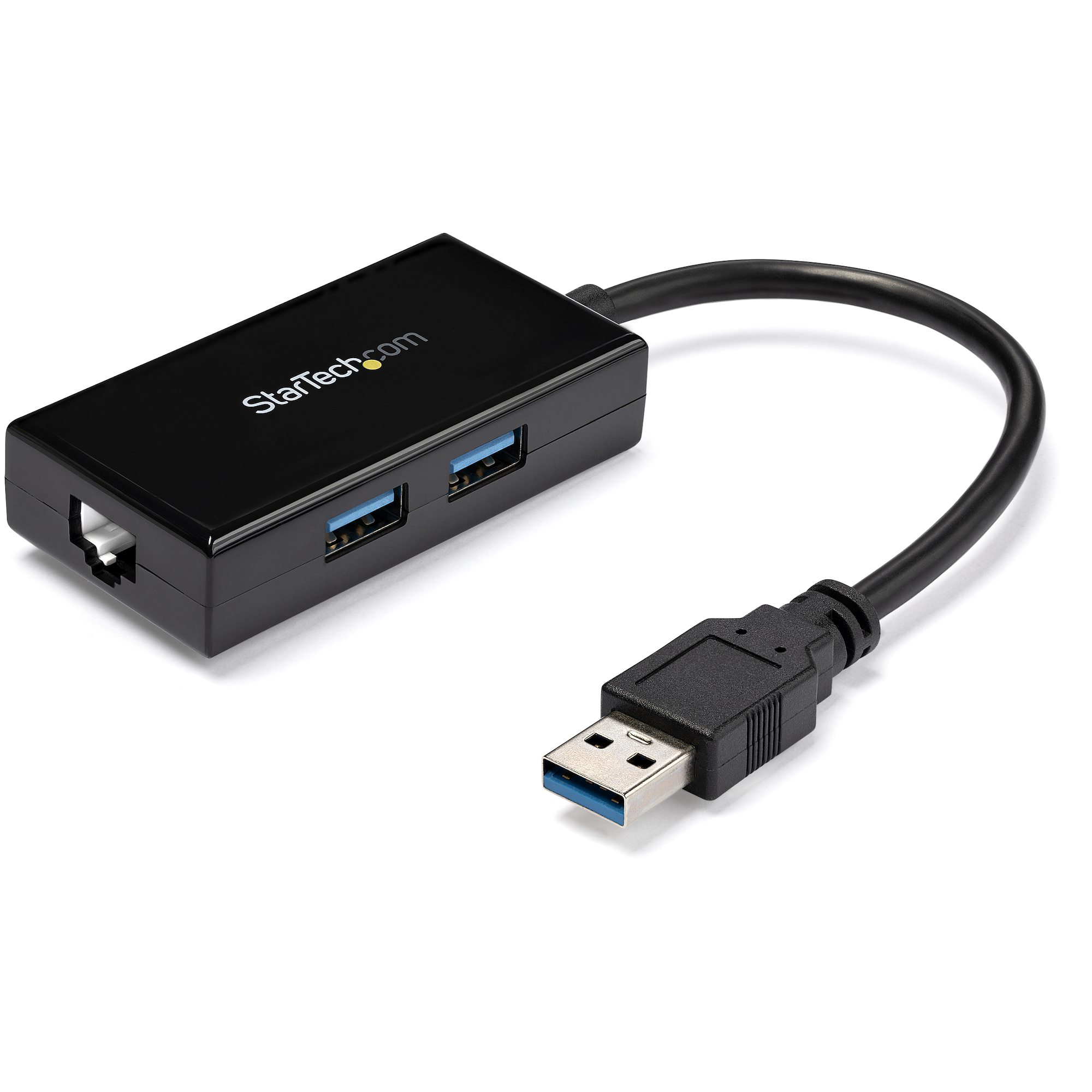 Schwarzer USB-Hub mit zwei USB-Anschlüssen, einem Netzwerkanschluss und einem USB-Kabel. Der Hub befindet sich auf weißem Grund.