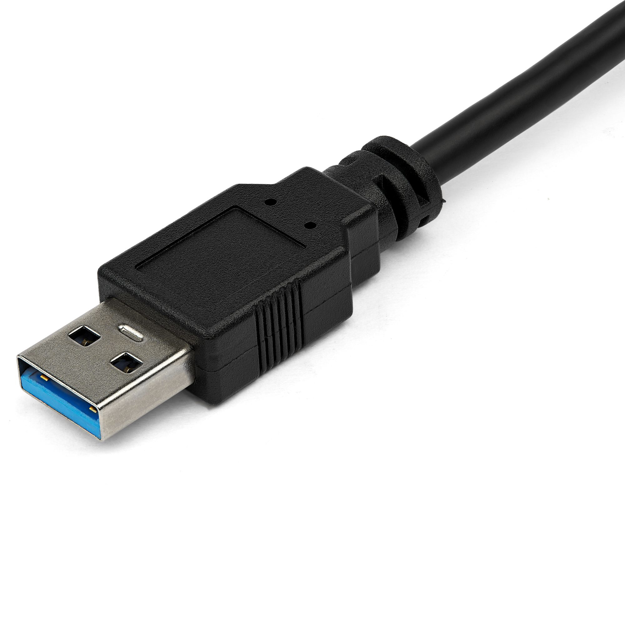 Nahaufnahme eines schwarzen USB-Kabels mit silbernem und blauem USB-Anschluss auf weißem Hintergrund.