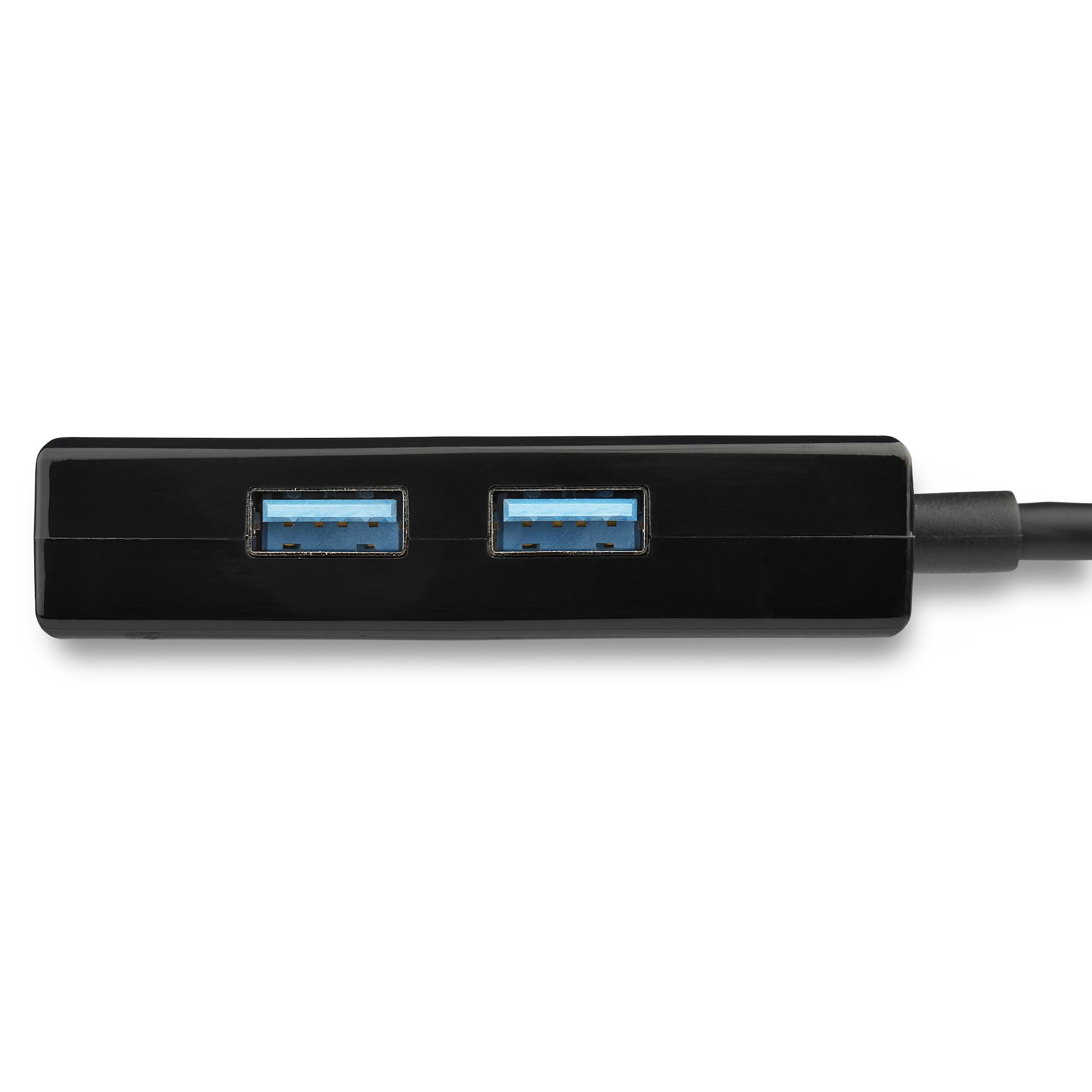 Ein schwarzer USB-Hub mit zwei blauen USB-Anschlüssen. Ein schwarzes Kabel ist angeschlossen. Weißer Hintergrund.
