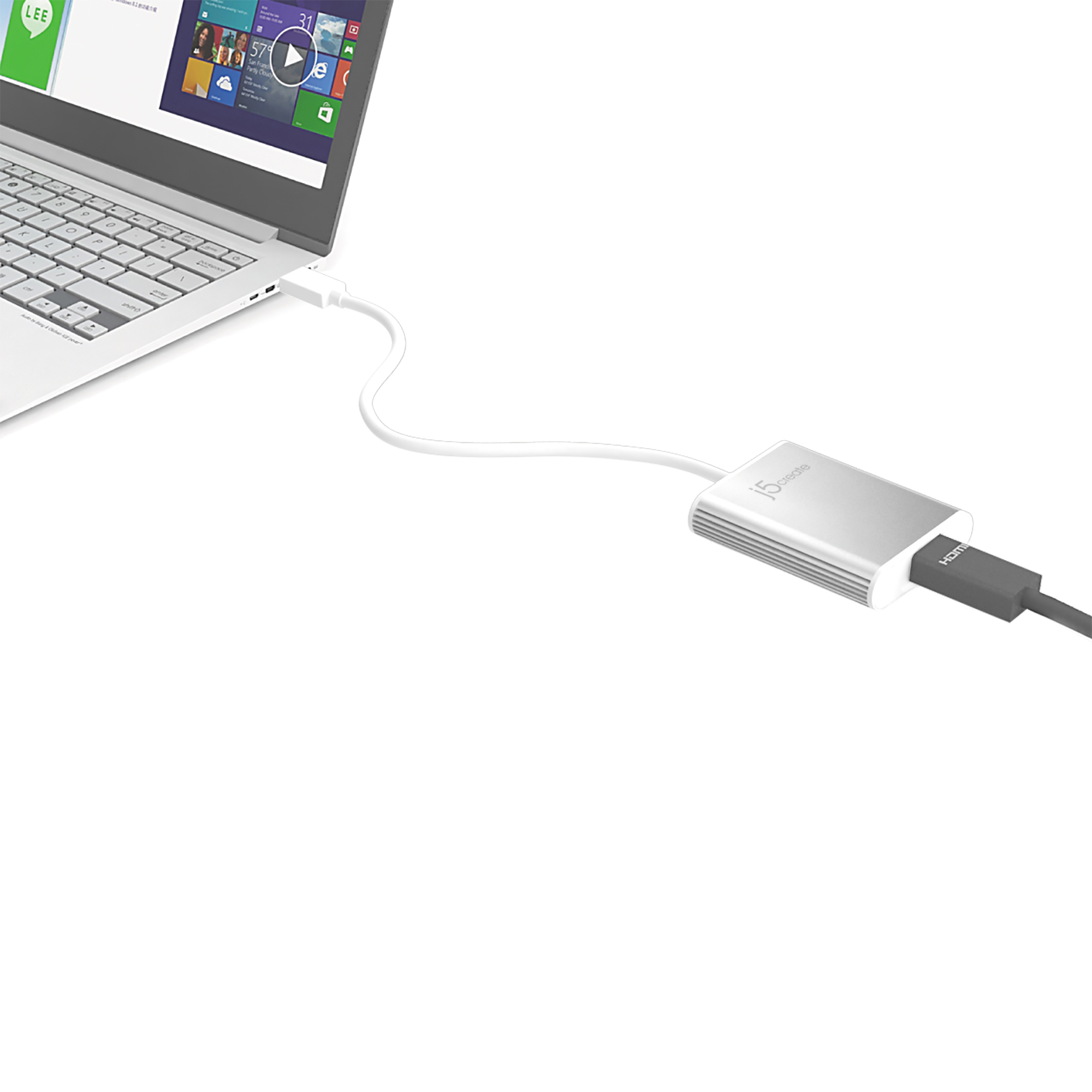 Una laptop conectada a un adaptador HDMI plateado mediante un cable blanco. La pantalla muestra una interfaz de Windows.