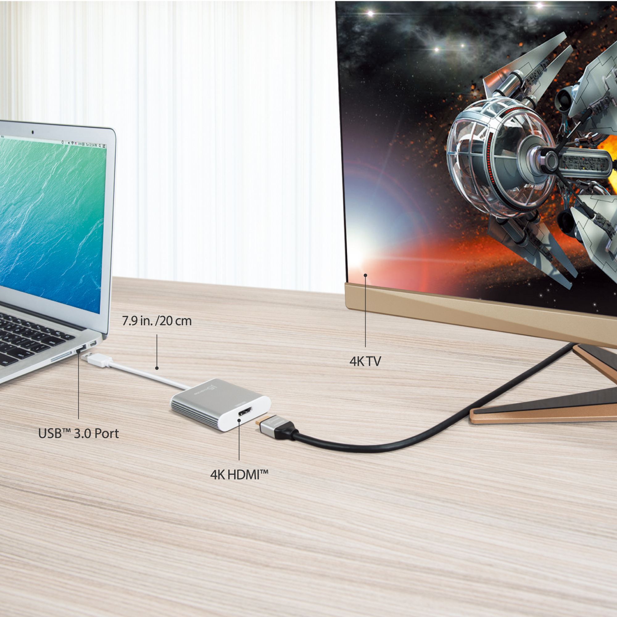Una computadora portátil conectada a un televisor 4K a través de cables USB y HDMI. El televisor muestra una nave espacial en el espacio.