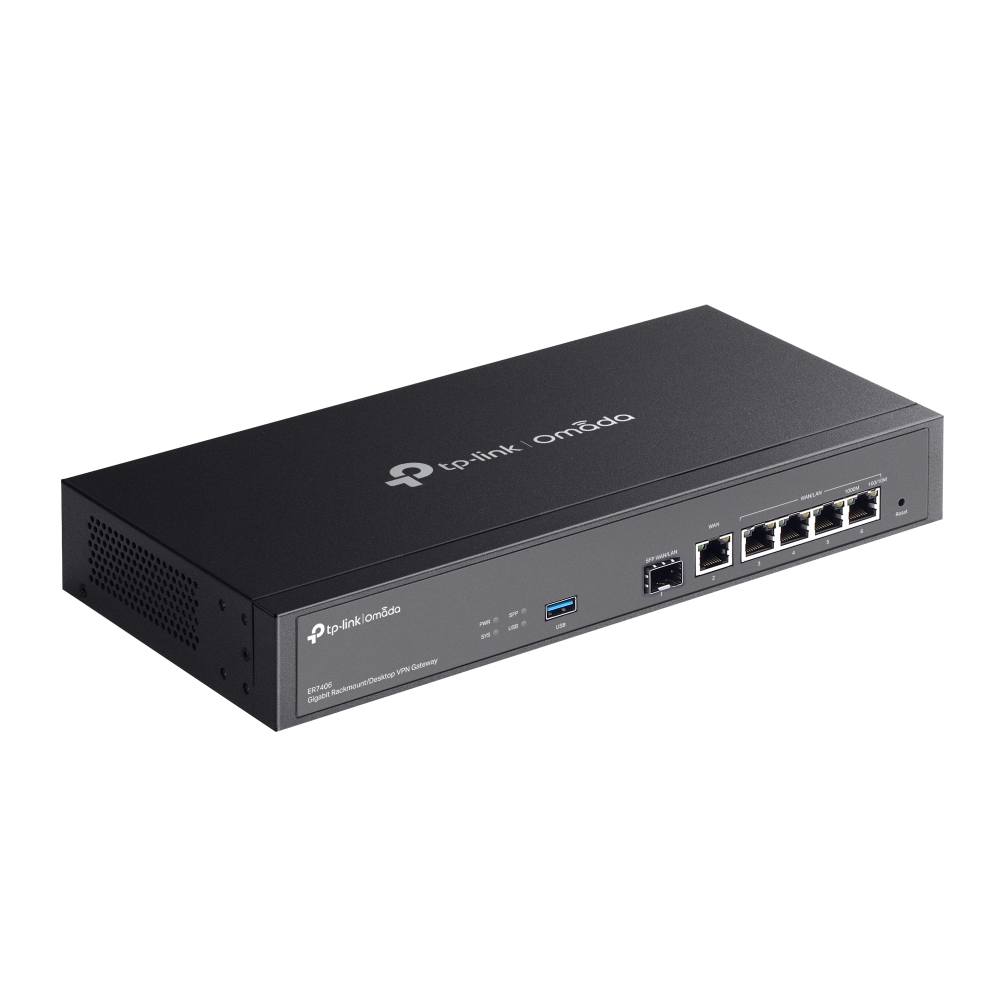 Een zwarte tp-link Omada router. Het heeft meerdere poorten en LED-indicatoren. Het apparaat staat op een wit oppervlak.
