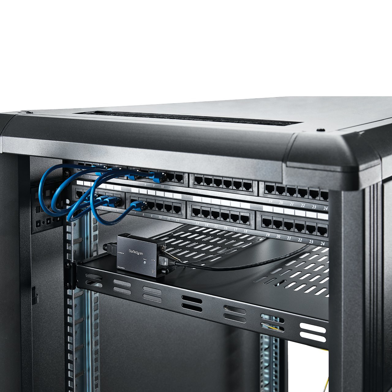Ein schwarzes Server-Rack mit blauen Netzwerkkabeln, die an Patchfelder angeschlossen sind. Ein schwarzes Gerät steht auf einem Regal.