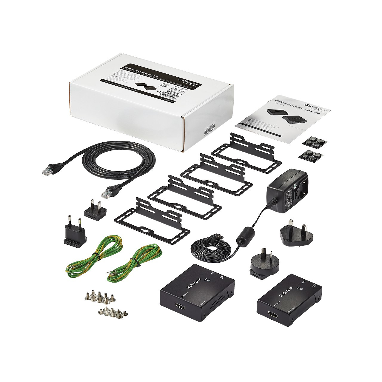 Auf einer weißen Oberfläche sind eine weiße Box, Kabel, Netzteile, Halterungen und kleine schwarze Kästen angeordnet.