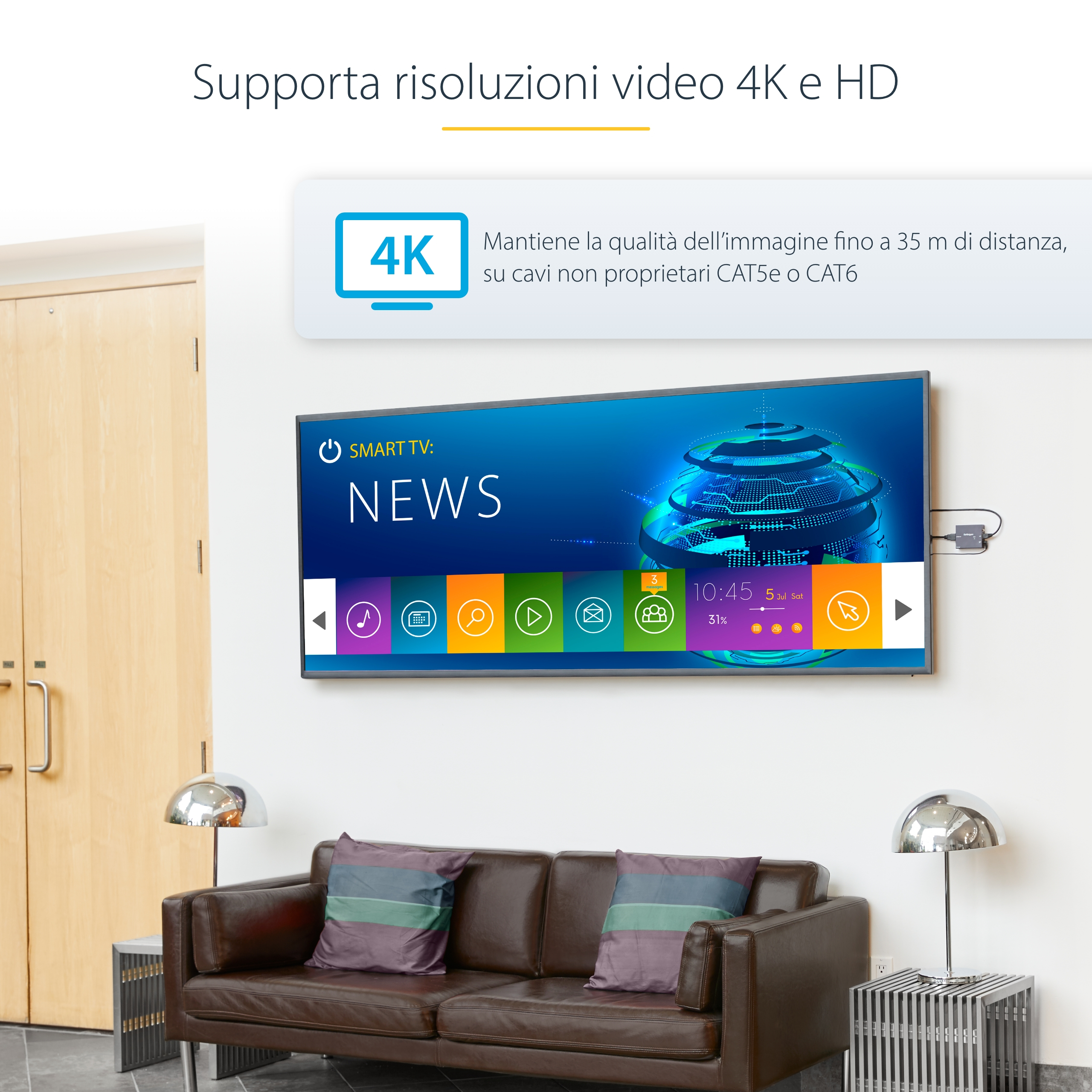 Ein Fernseher zeigt Nachrichten. Im Vordergrund befinden sich ein braunes Ledersofa mit Kissen, Metalltische und Lampen.
