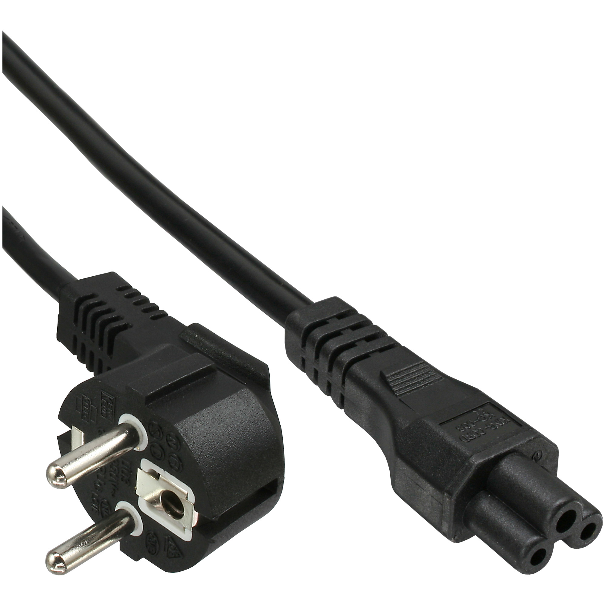Ein schwarzes Netzkabel mit einem Eurostecker an einem Ende und einem dreipoligen Stecker am anderen Ende, vor weißem Hintergrund.