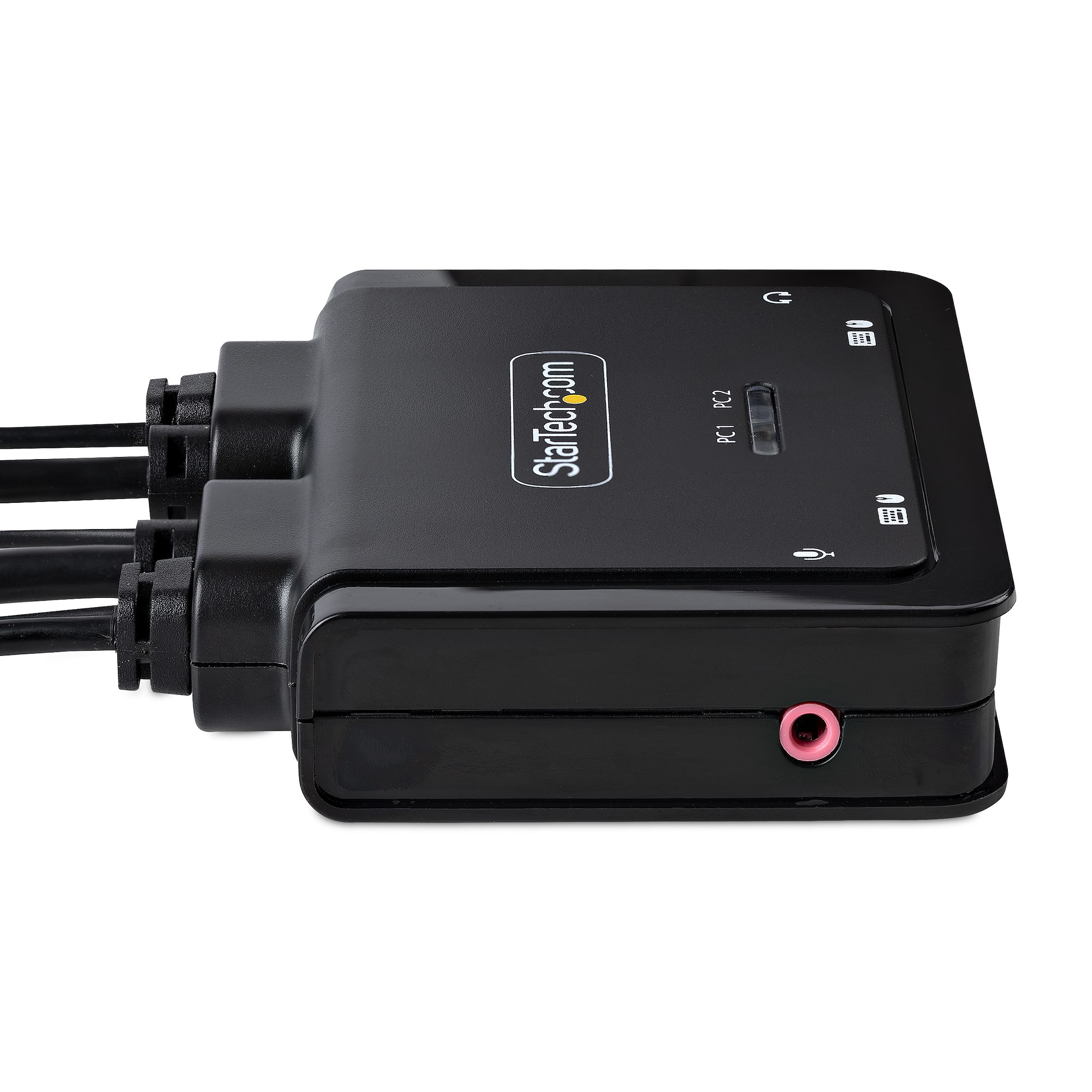 Ein schwarzes StarTech-Gerät mit mehreren Anschlüssen und angeschlossenen Kabeln. Verfügt über PC1- und PC2-Auswahltasten und eine rosa Audiobuchse.