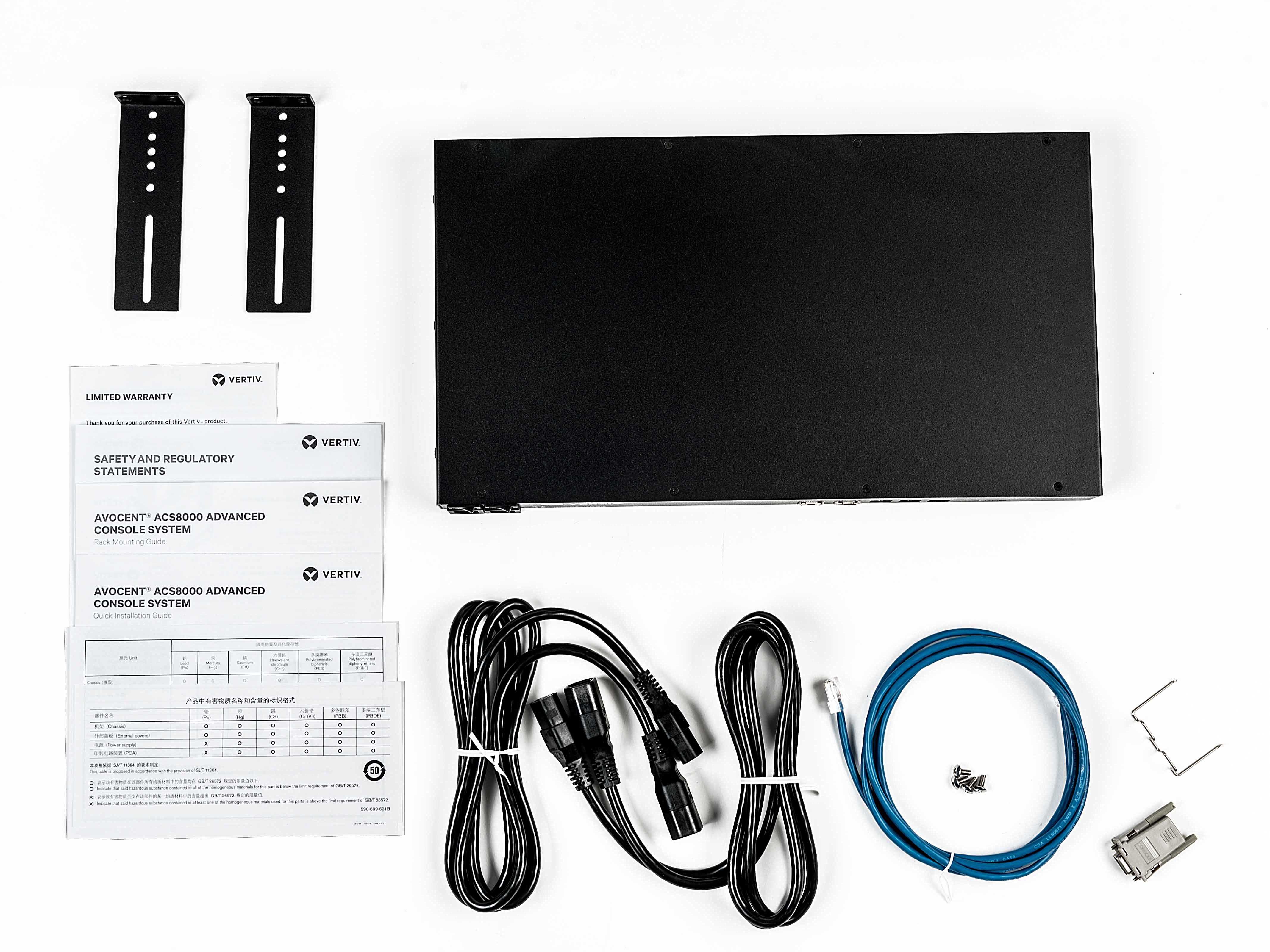 Servidor negro, cables, soportes y documentación sobre una superficie blanca. Incluye cables de alimentación y red.